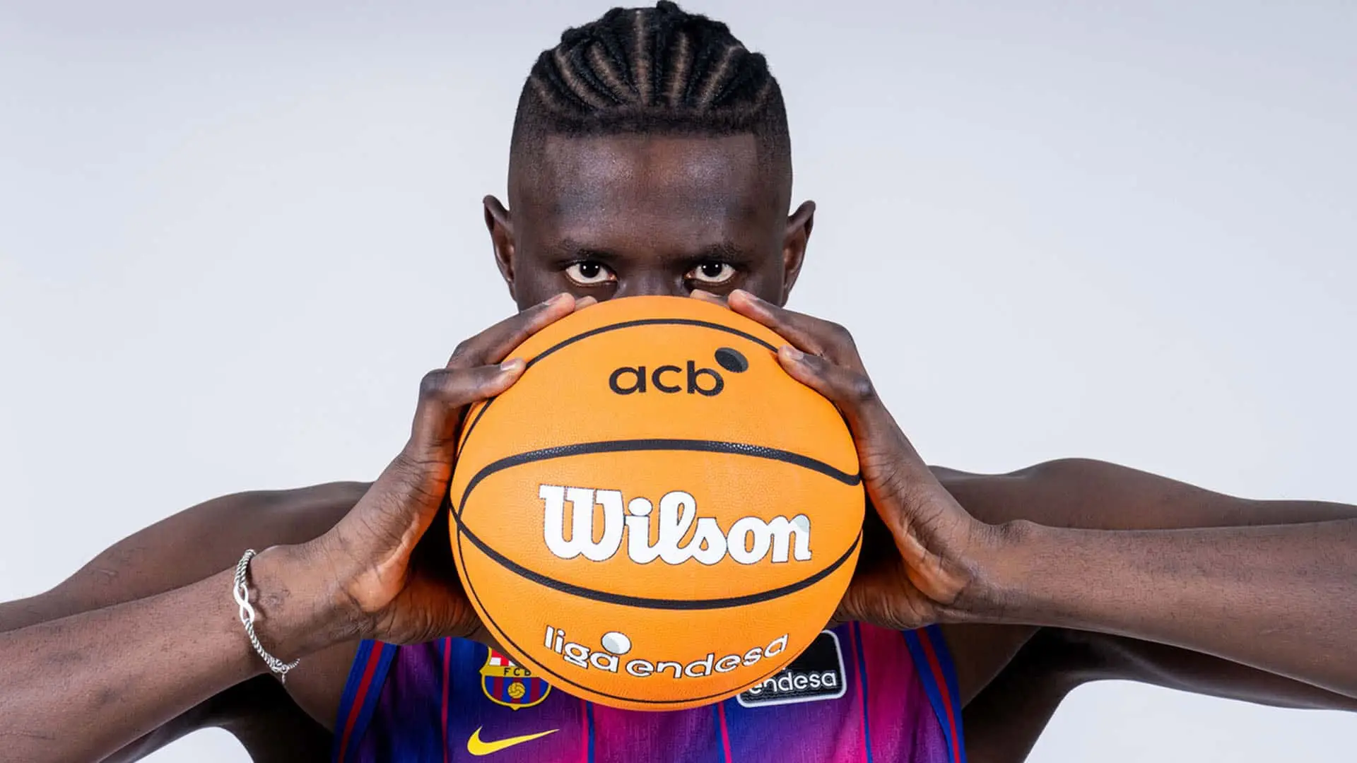 Jugador del FC Barcelona Baloncesto posando con balón oficial de la ACB