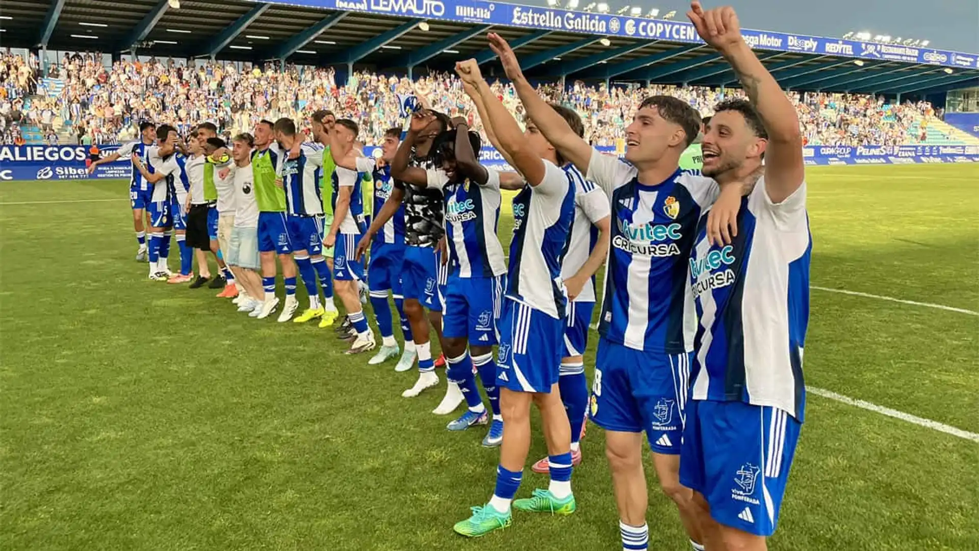 Jugadores de la Ponferradina celebrando sobre el césped junto a su afición