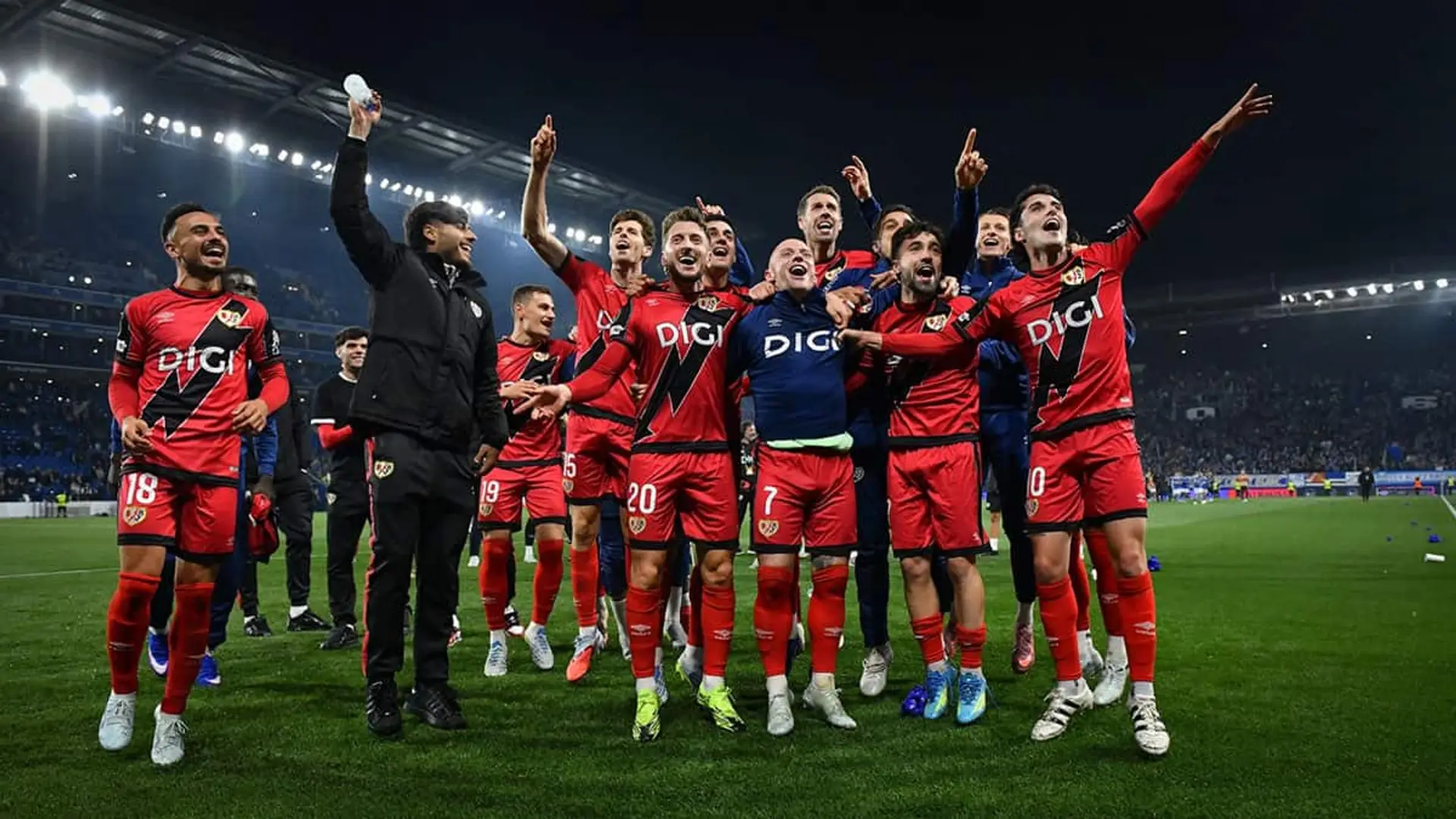 Dónde ver la final de la Conference League: canales de TV y horarios del Rayo Vallecano - Crystal Palace Jugadores del Rayo Vallecano celebrando juntos sobre el césped de un estadio del Estrasburgo