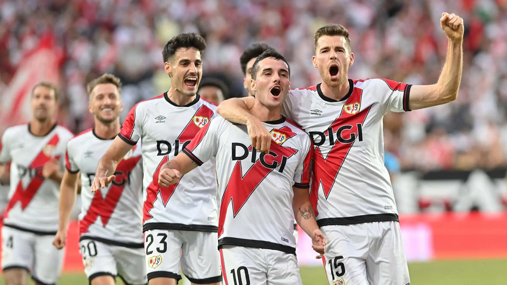 Jugadores del Rayo Vallecano celebrando un gol durante un partido de Conference League.