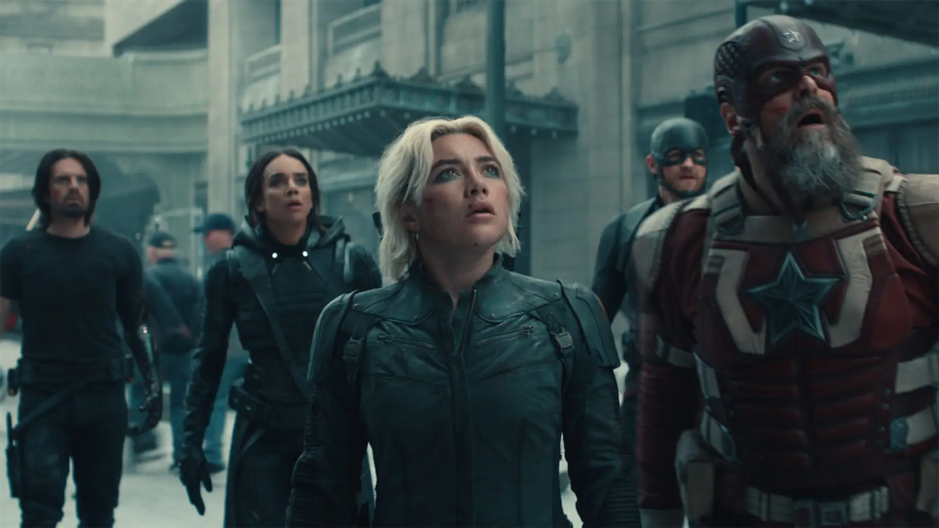 Yelena Belova y el equipo de los Thunderbolts en una calle, en una escena de acción de la nueva película de Marvel.