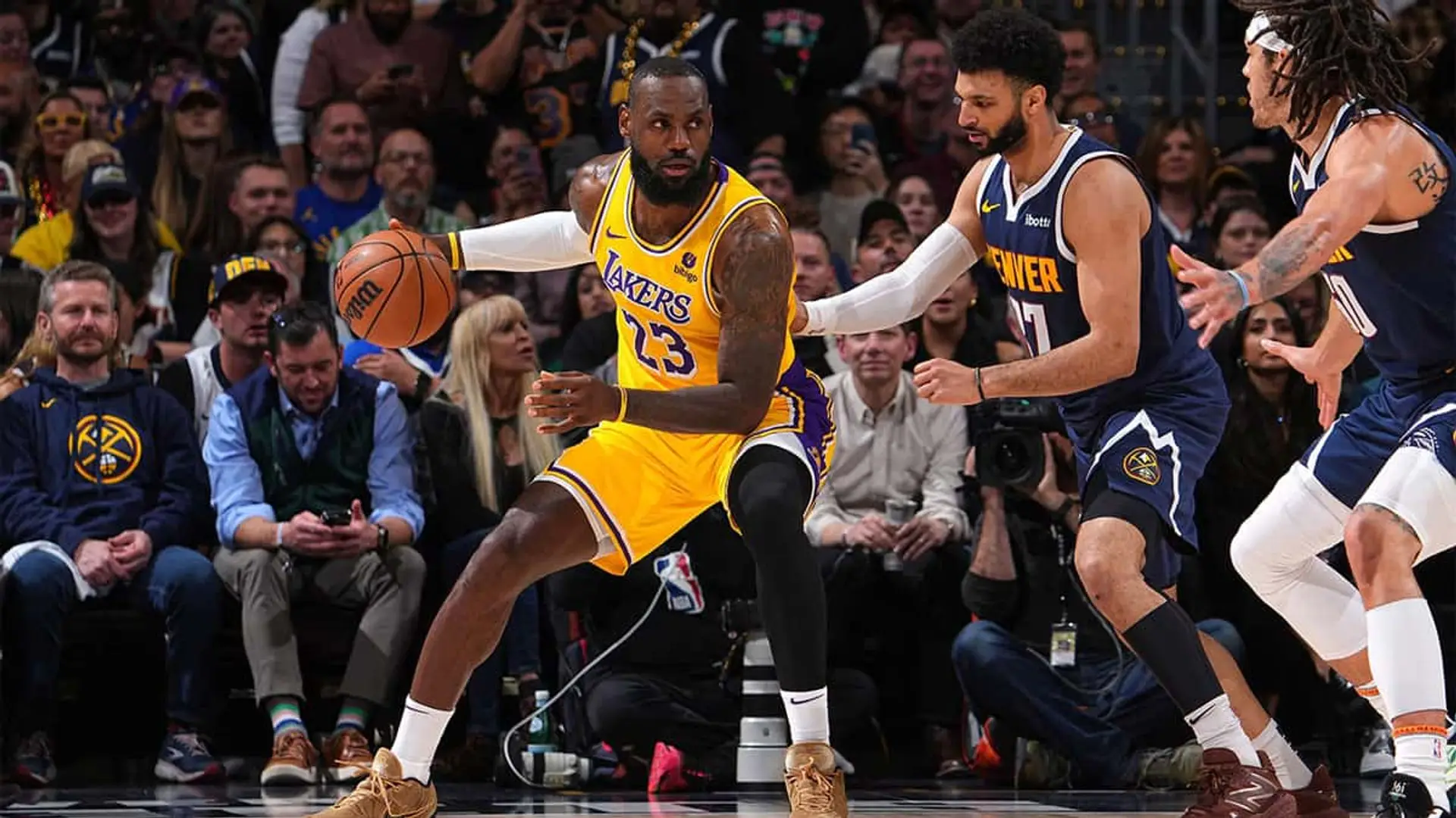 Movistar retiene la NBA sobre la bocina: negocia emitir dos partidos cada semana LeBron James, de los Lakers, botando el balón frente a Jamal Murray, de los Denver Nuggets, durante un partido de la NBA.