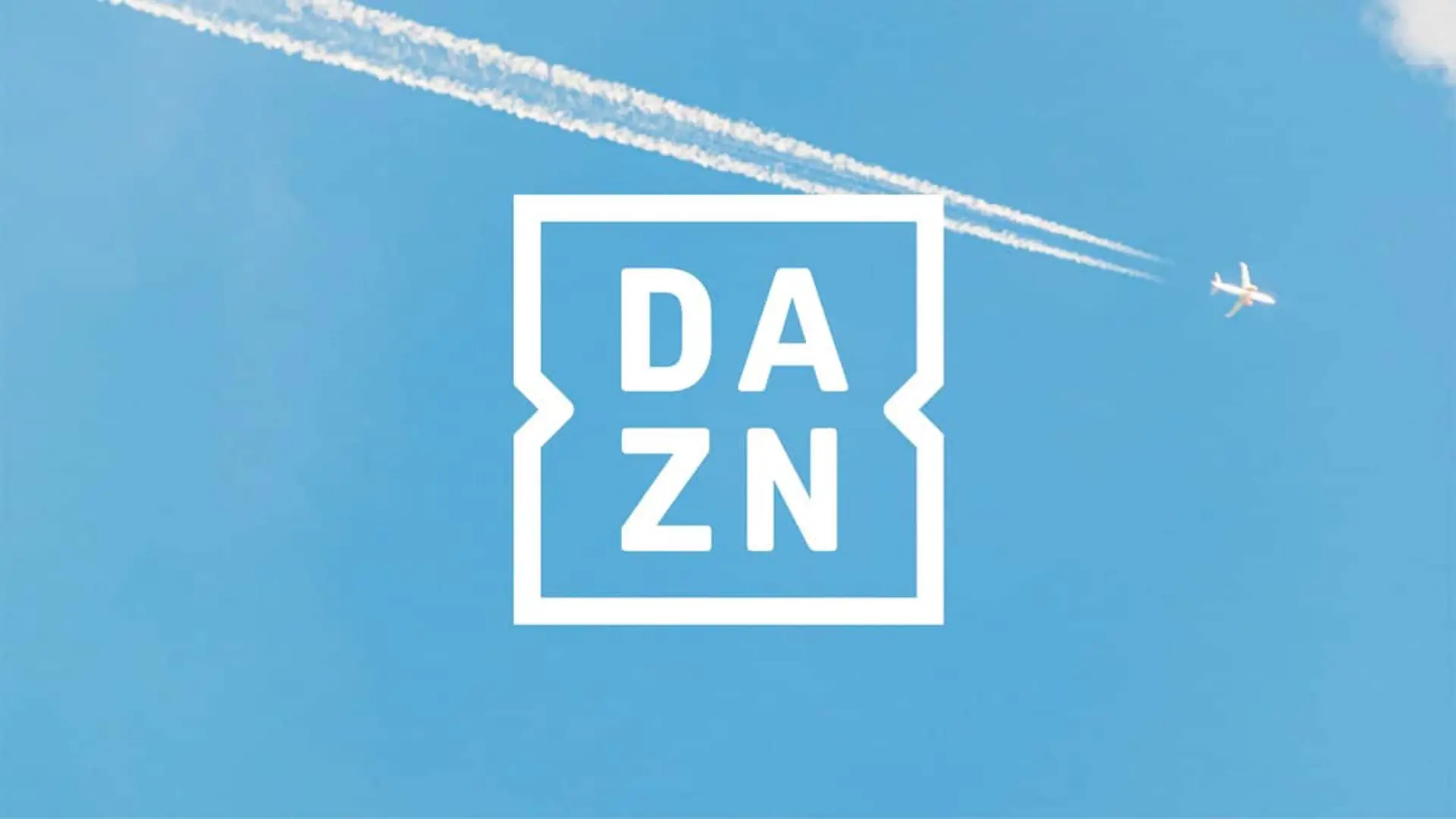 El plan de DAZN para 2027: ver partidos en directo a 10.000 metros de altura o en alta mar Logo de DAZN sobre un cielo azul con un avión dejando estela.