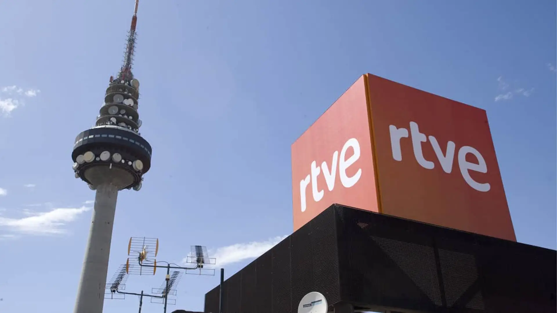 El Pirulí y el logo de RTVE en las instalaciones de Torrespaña en Madrid, la sede de los servicios informativos.