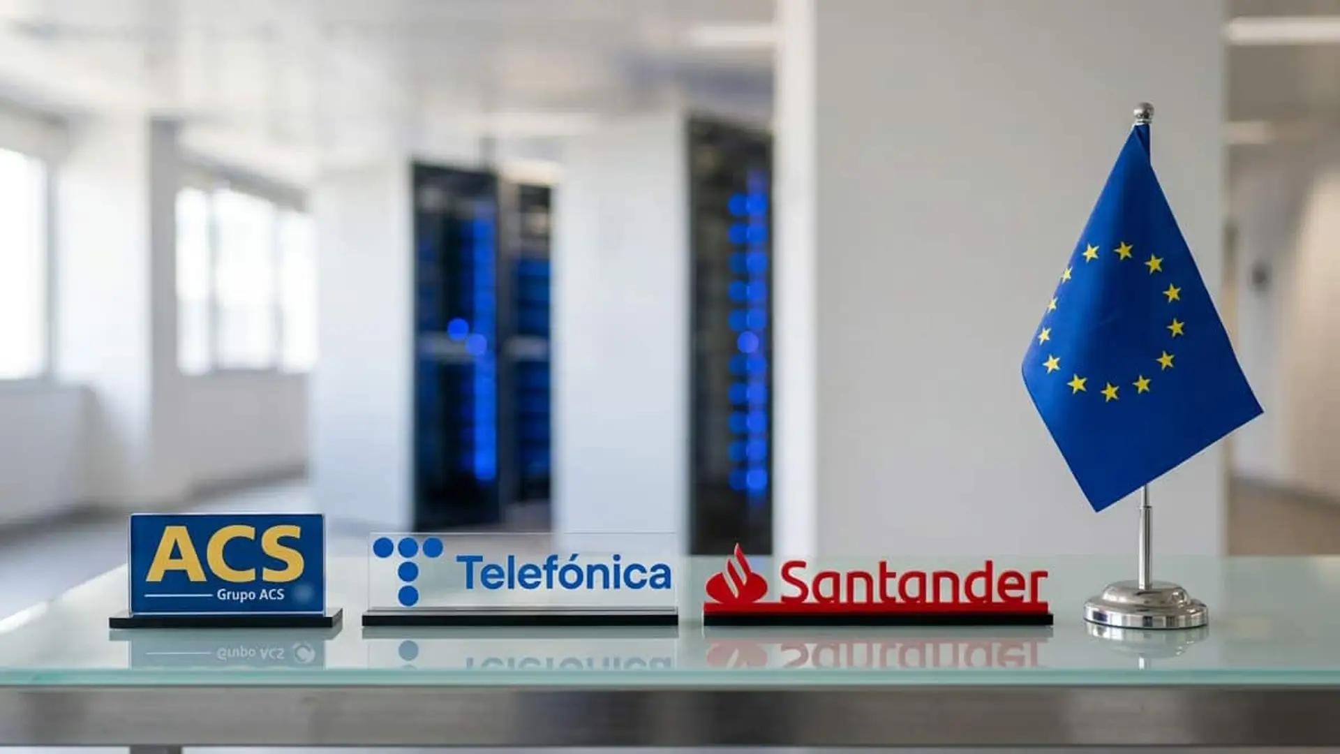 Logos de ACS, Telefónica y Santander junto a una bandera de la Unión Europea en una sala con servidores al fondo