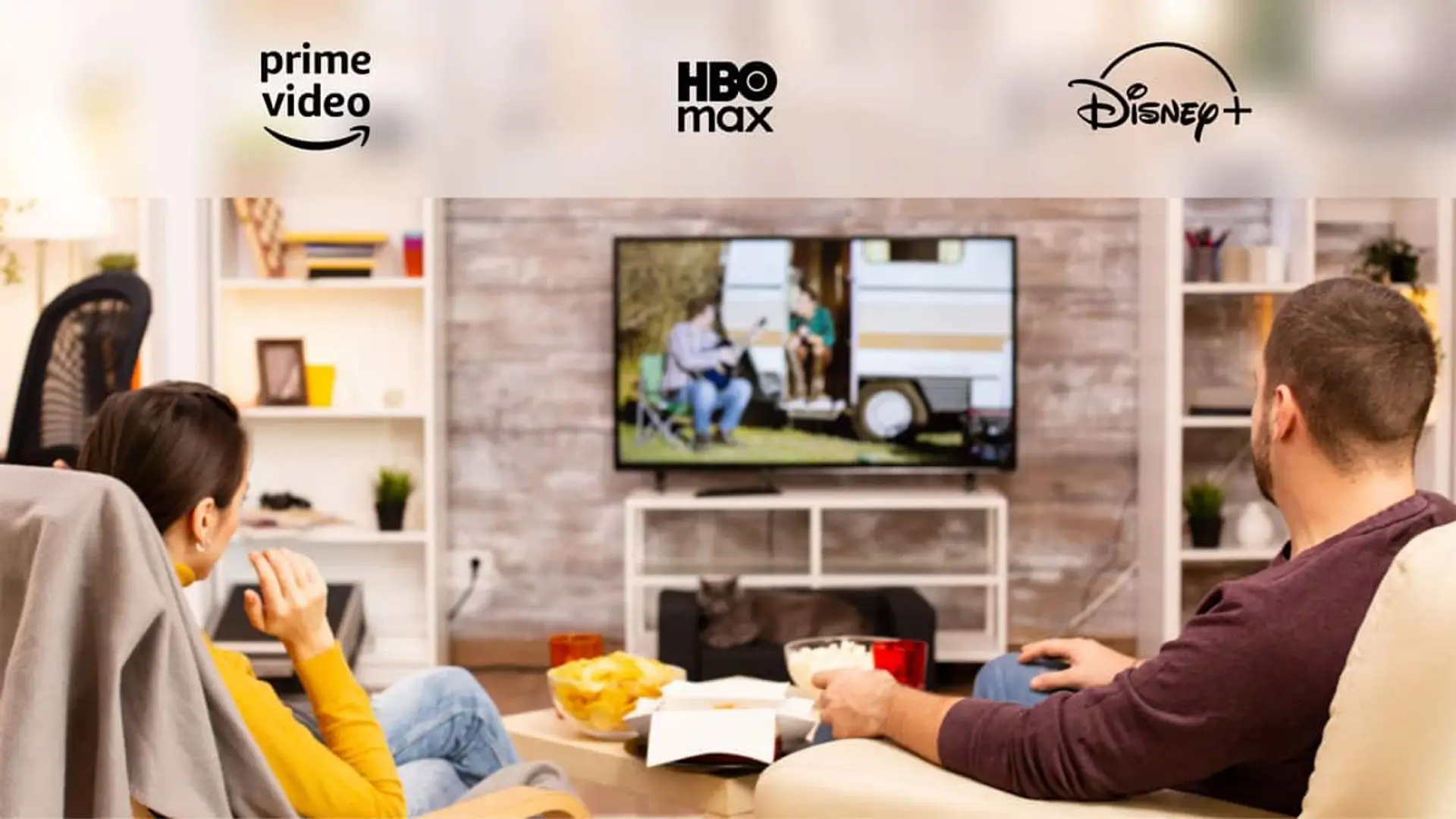 Logotipos de Prime Video, HBO Max y Disney Plus sobre una escena de dos personas viendo la televisión en un salón