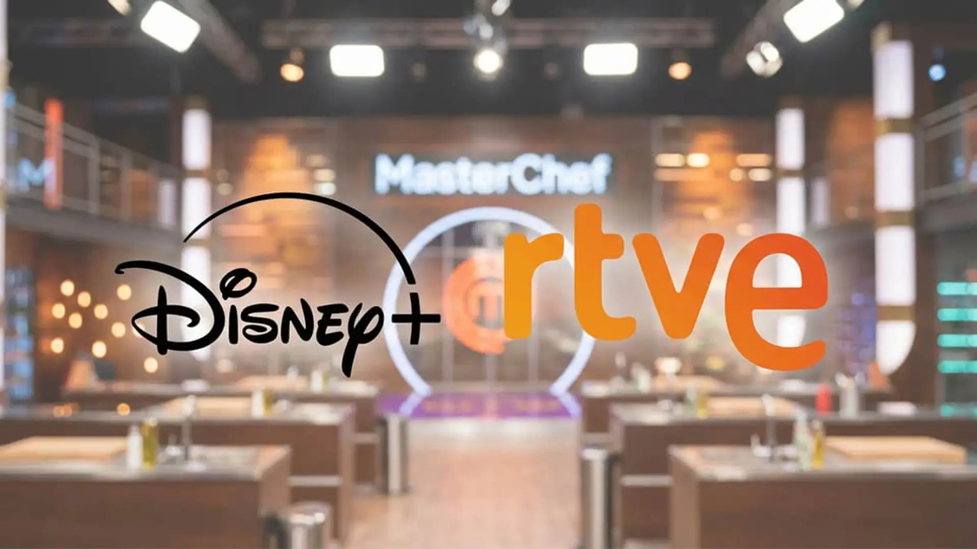 MasterChef aterriza en Disney+: RTVE abre su catálogo a la plataforma de streaming Logos de Disney+ y RTVE sobre el plató desenfocado de MasterChef con estaciones de cocina al fondo