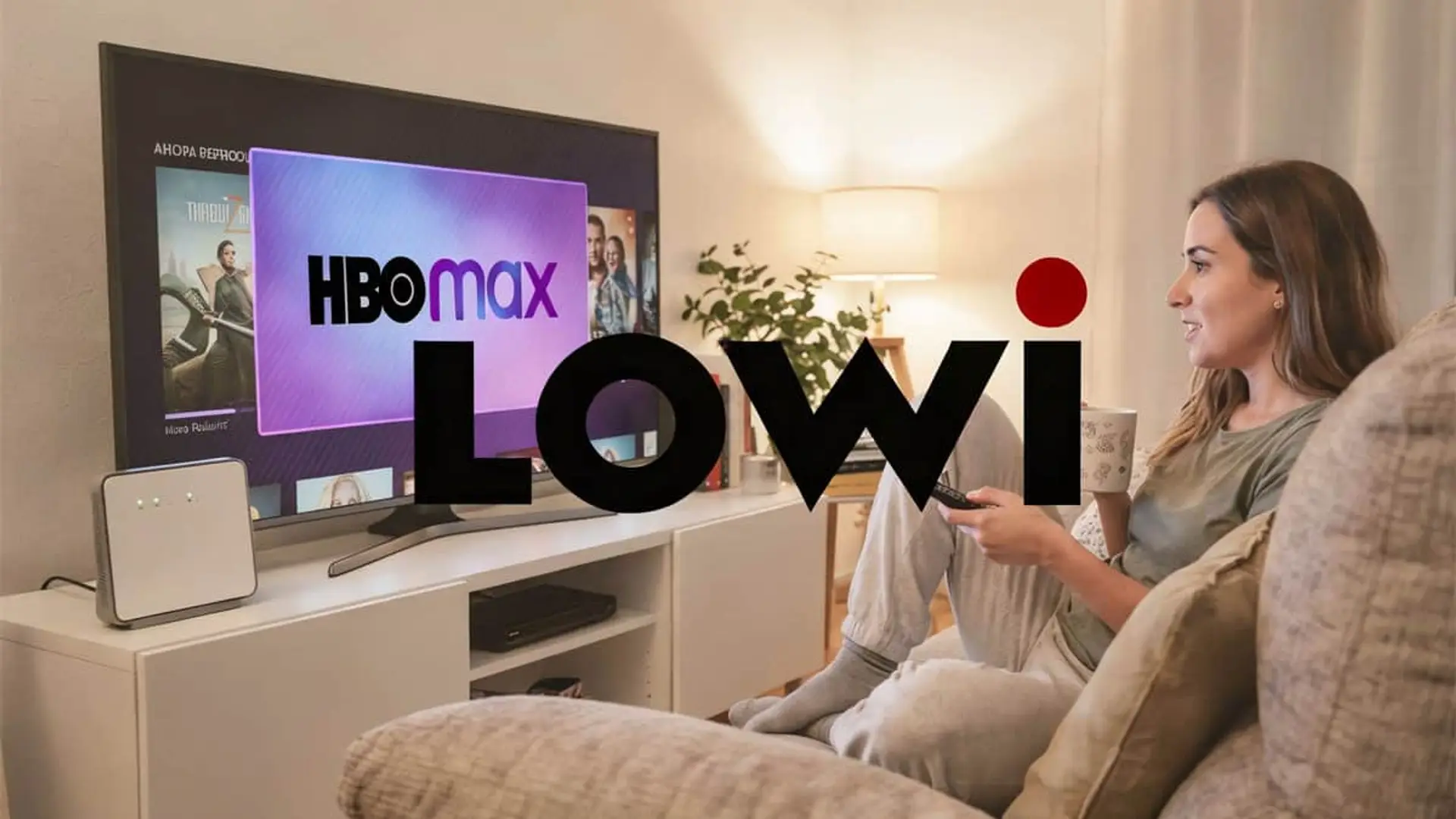 Mujer en el sofá viendo HBO Max con fibra Lowi para disfrutar del mejor cine y series en streaming desde casa.