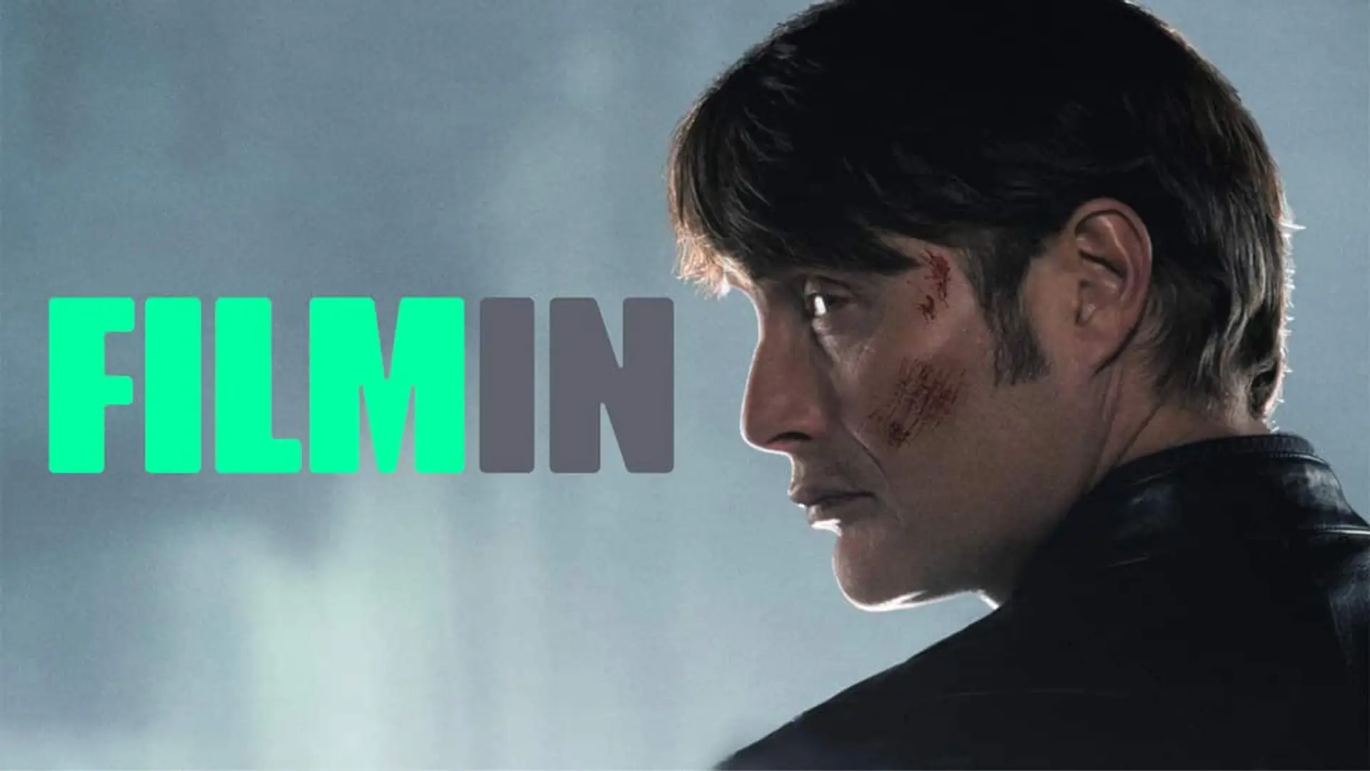 Fotograma de Hannibal con Mads Mikkelsen de espaldas y mirando hacia la izquierda, donde está el logo de Filmin.
