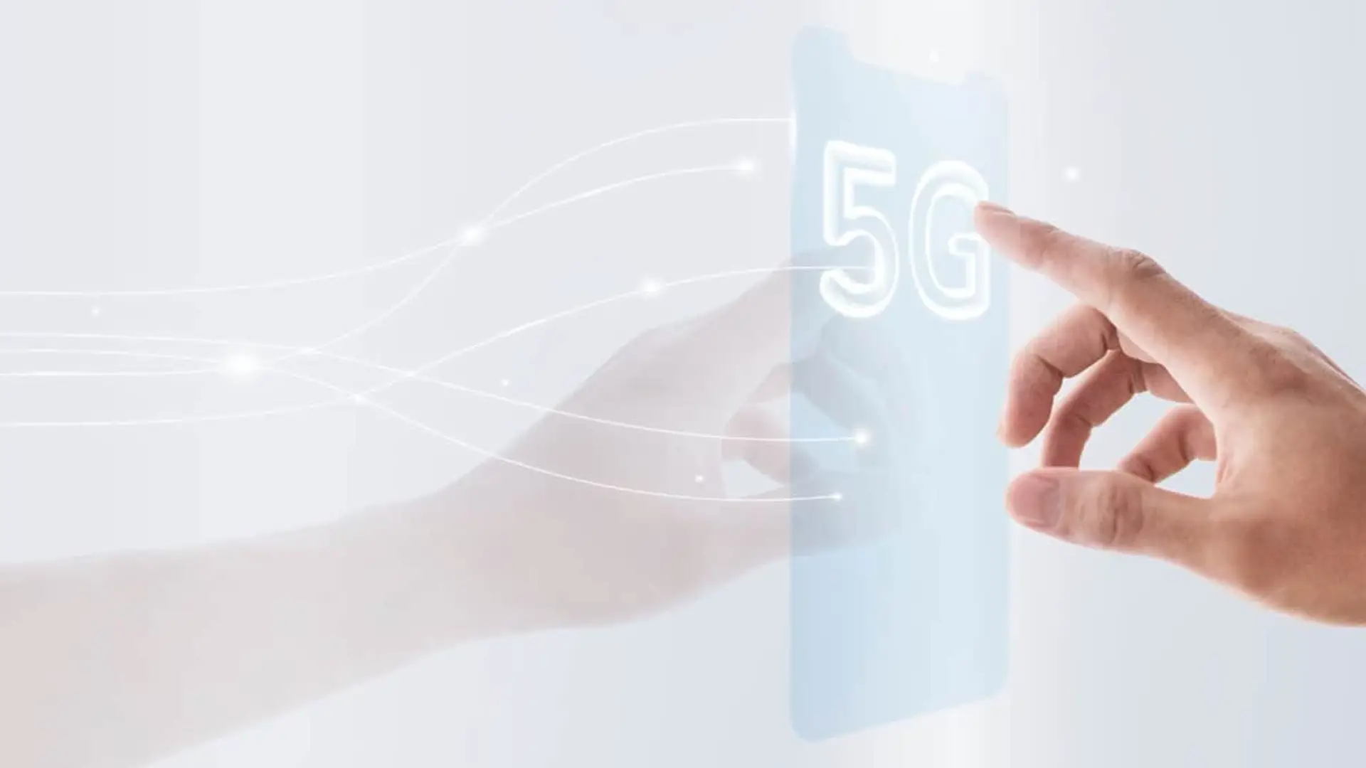 Concepto de la tecnología 5G: una mano activando la red en un smartphone.