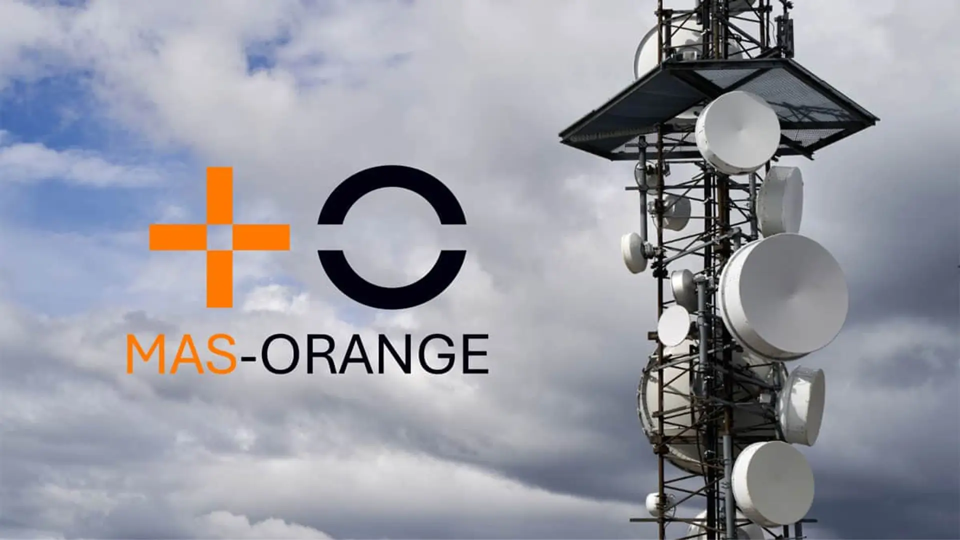 Logo de MasOrange junto a una torre de telecomunicaciones para representar el despliegue de su red de cobertura móvil.