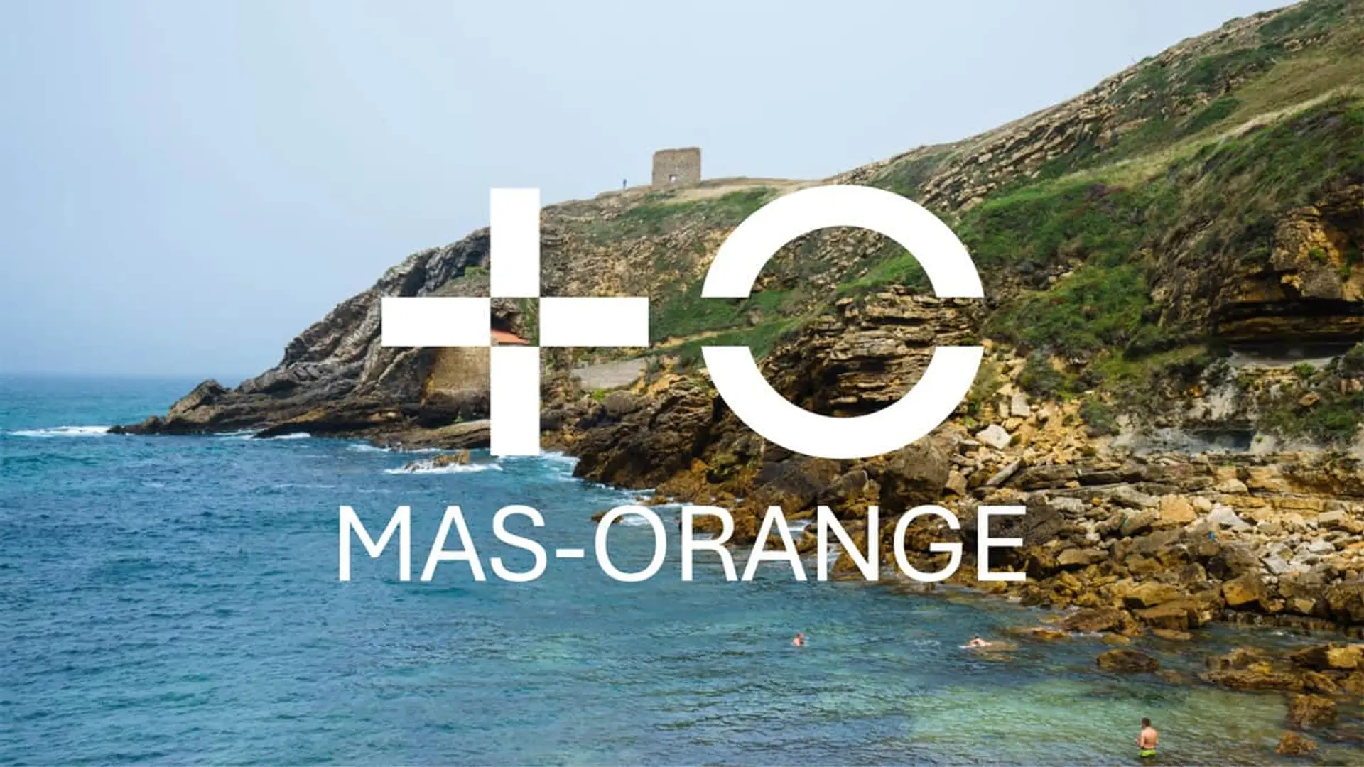 Logo de MasOrange sobre un paisaje costero con acantilados en Cantabria.