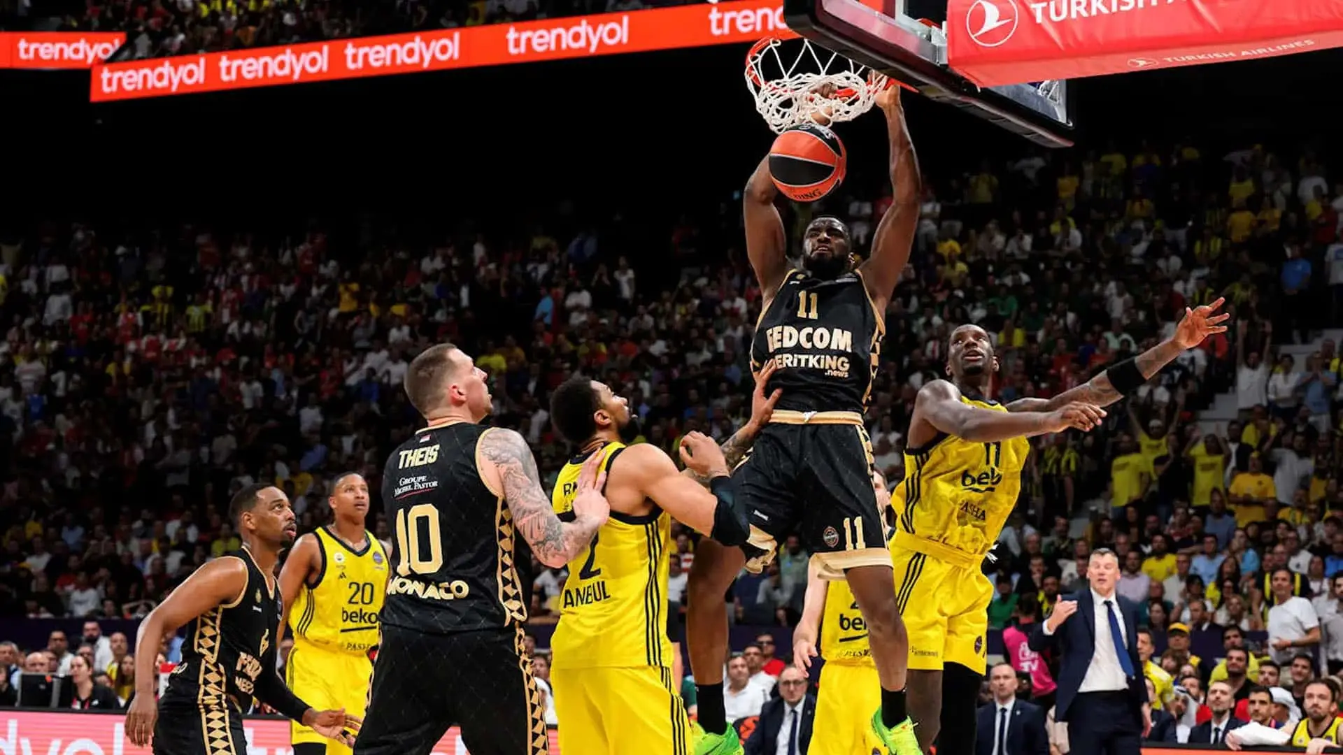 Jugador del AS Mónaco machacando el aro ante Fenerbahce en la Final Four de la Euroliga.