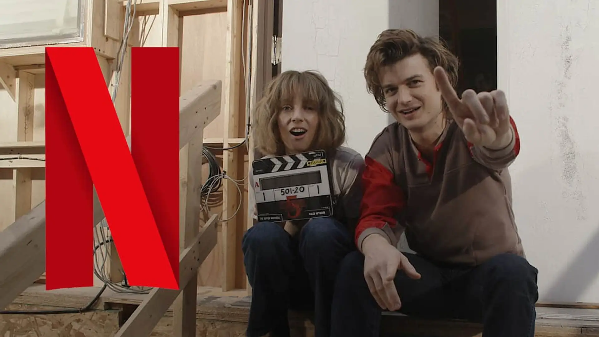 Ni Conformity Gate ni final alternativo: lo último de Stranger Things en Netflix no es lo que te imaginas Maya Hawke y Joe Keery en el rodaje de Stranger Things. Actores con claqueta en el set de la serie de Netflix.