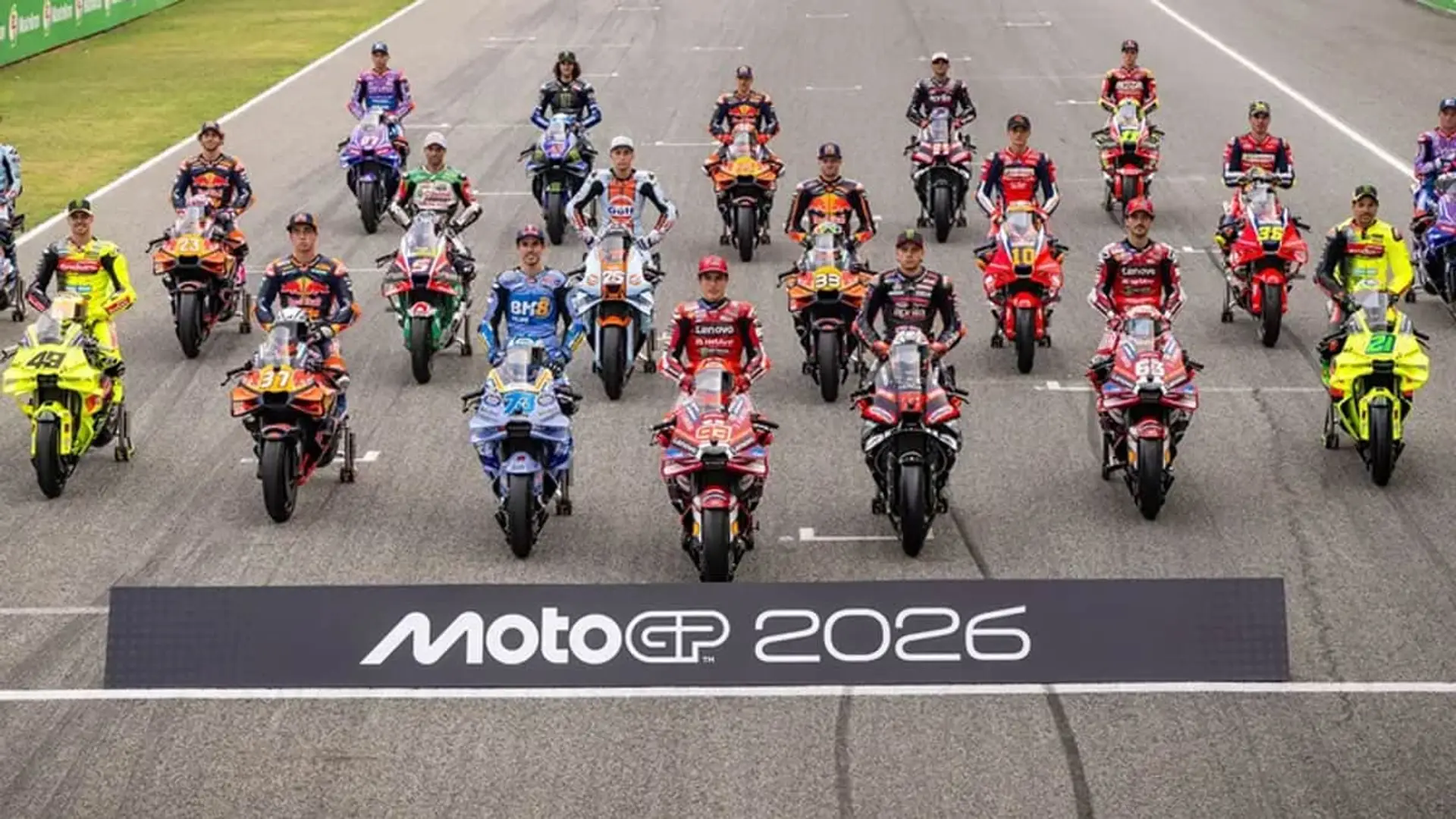 Parrilla de pilotos de MotoGP 2026 con Marc Márquez y Pecco Bagnaia en la presentación oficial de la temporada.