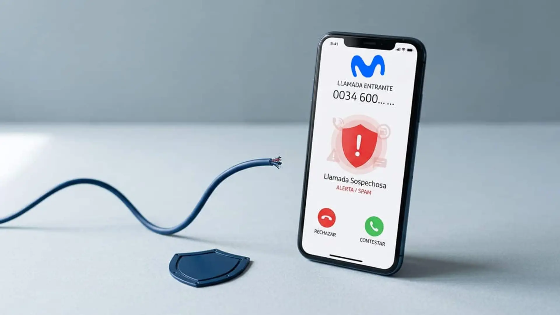 Móvil con una alerta de llamada sospechosa de Movistar junto a un cable cortado y un escudo de seguridad