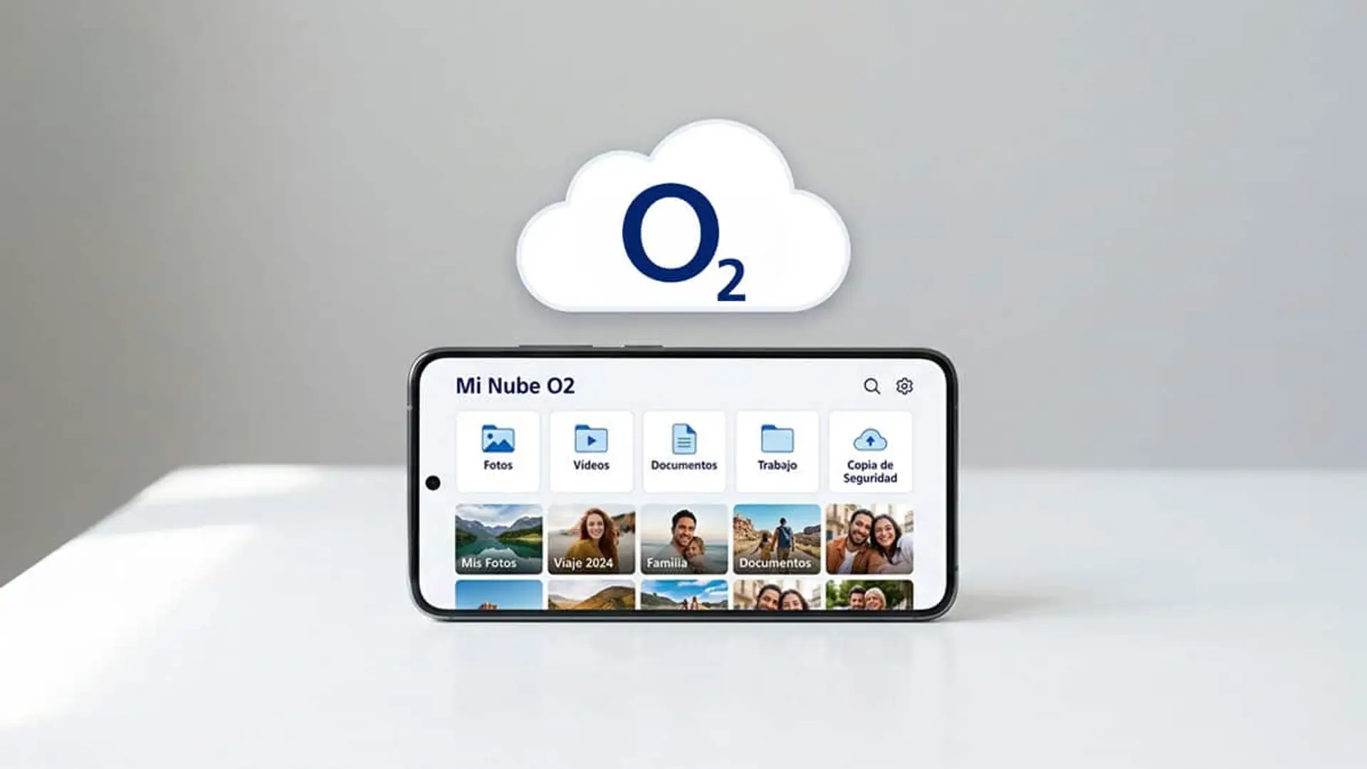 Móvil con la app Mi Nube O2 en pantalla y un icono de nube con el logotipo de O2 encima