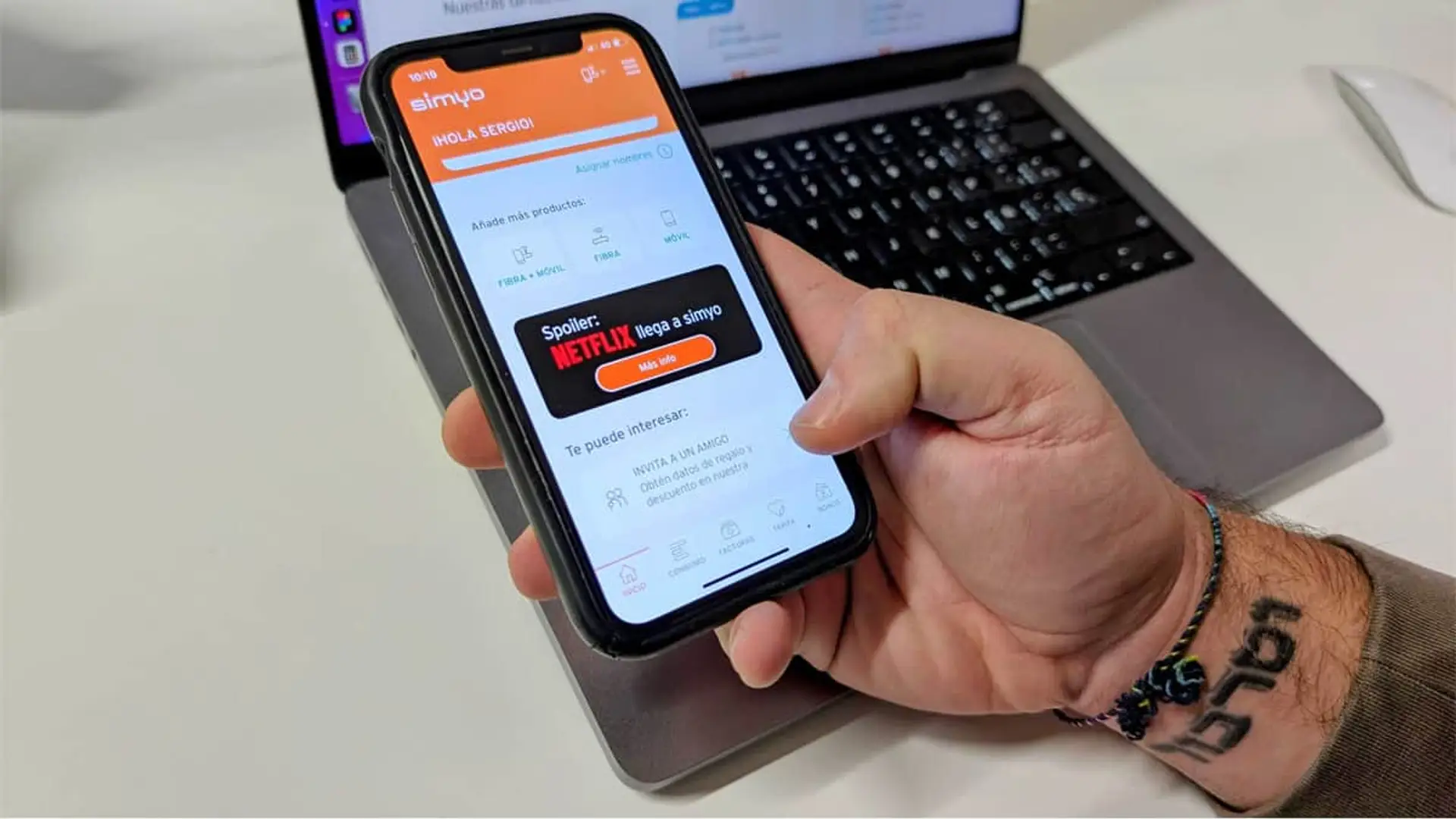 Netflix aterriza en simyo con descuento: MasOrange sabe que la TV es clave en el segmento low cost La app de simyo en un móvil anuncia la nueva oferta para contratar Netflix.