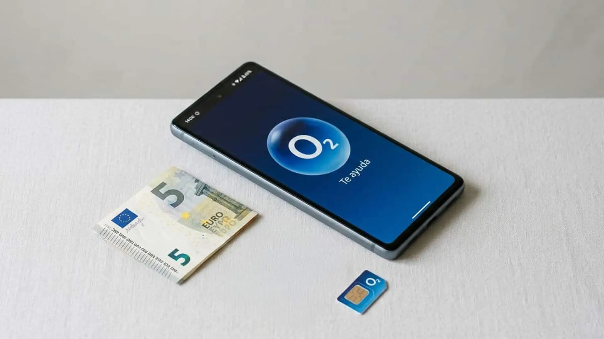 Teléfono móvil con el logotipo de O2 junto a un billete de cinco euros y una tarjeta SIM de O2