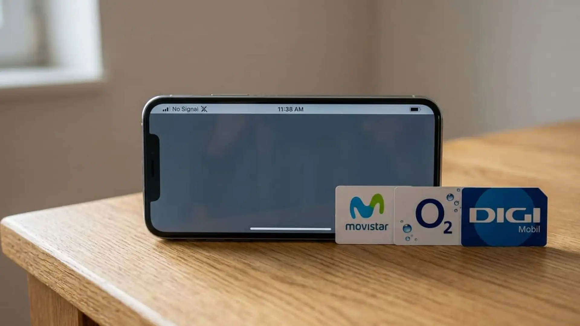 Teléfono móvil sin señal junto a los logotipos de Movistar, O2 y Digi