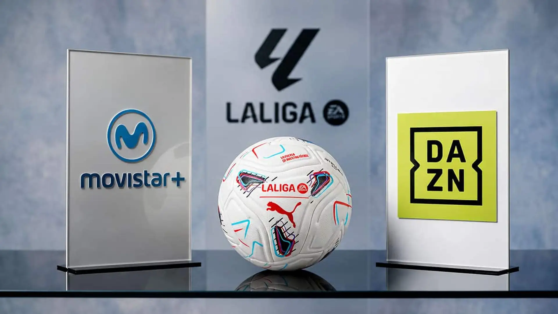 Balón de LaLiga entre los logos de Movistar y DAZN