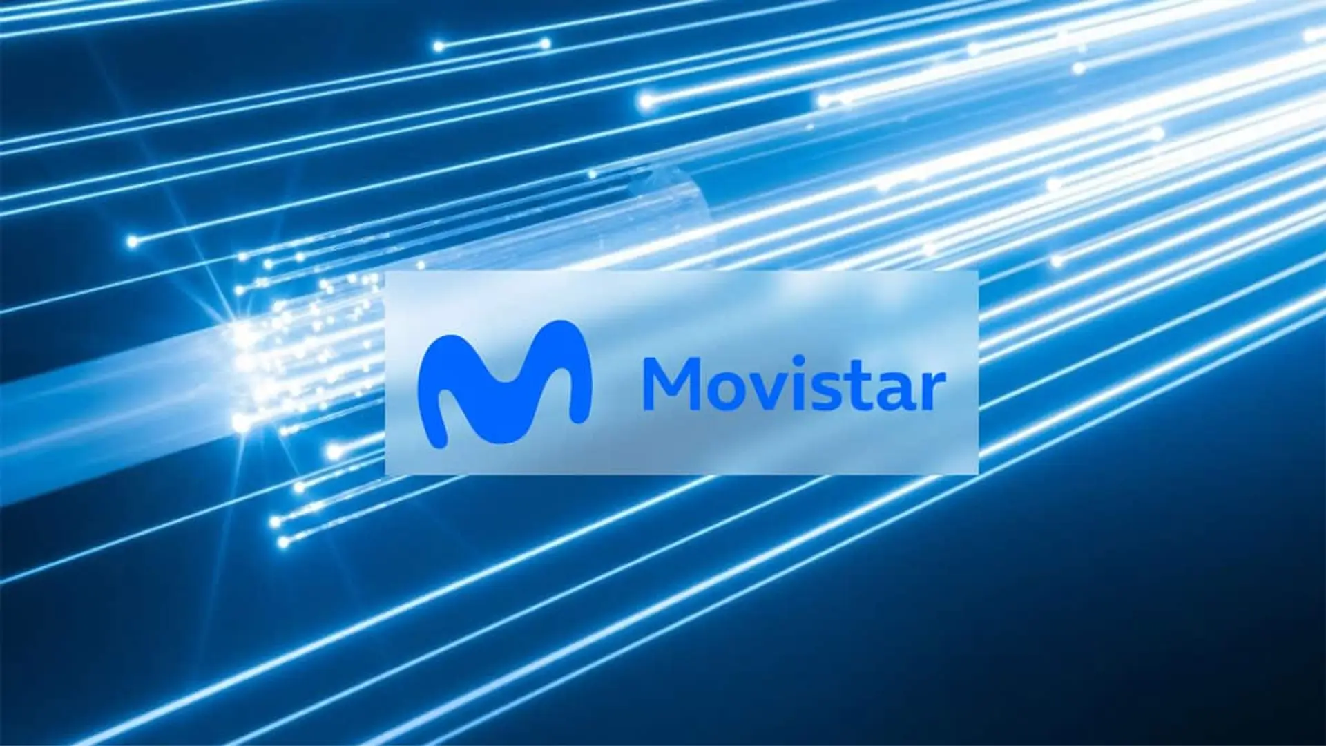 Imagen conceptual de fibra óptica iluminada en azul con el logotipo de Movistar.