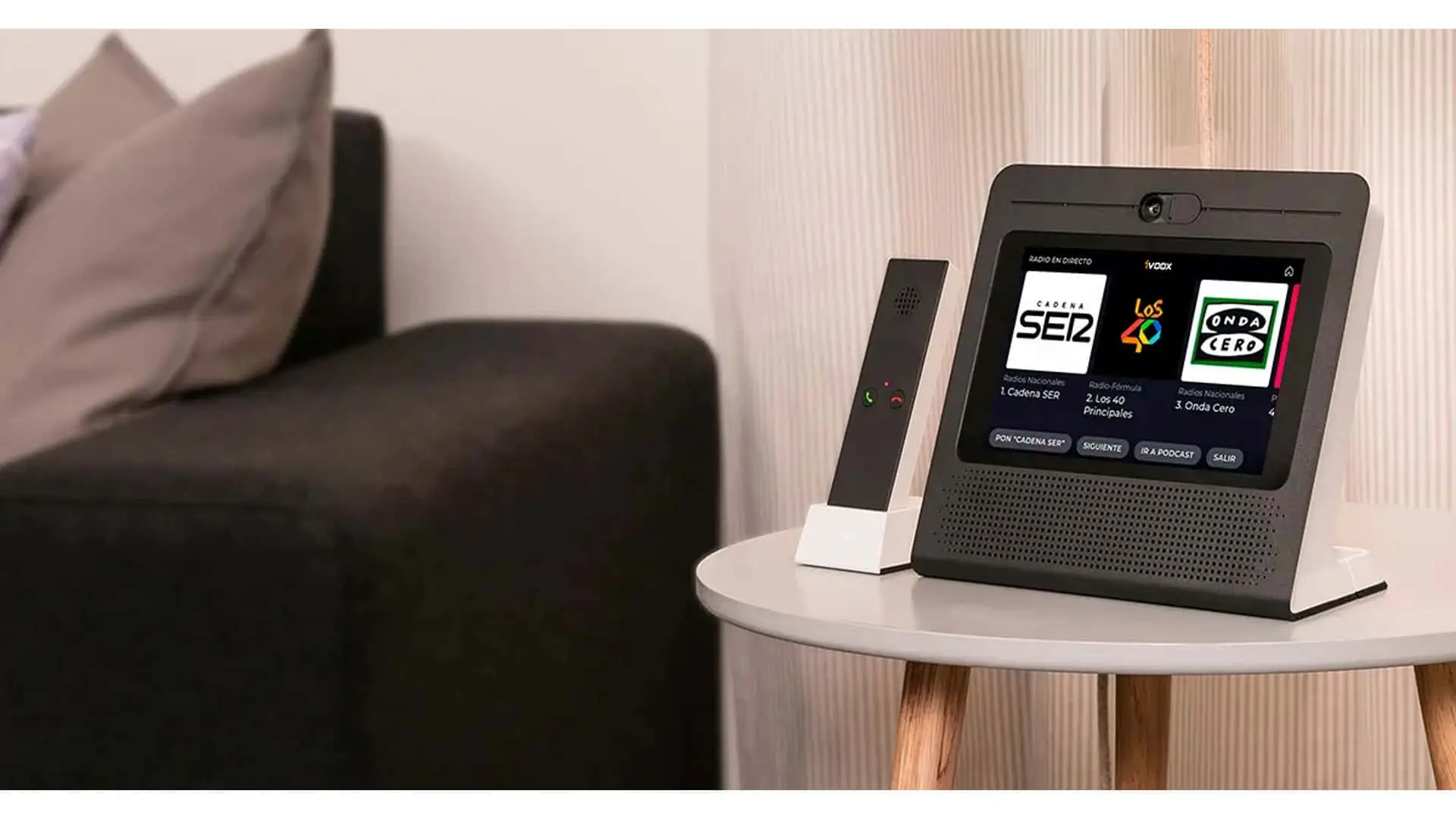 Altavoz inteligente Movistar Home con pantalla para escuchar radio en directo o podcasts de iVoox. Dispositivo de Telefónica para el hogar.