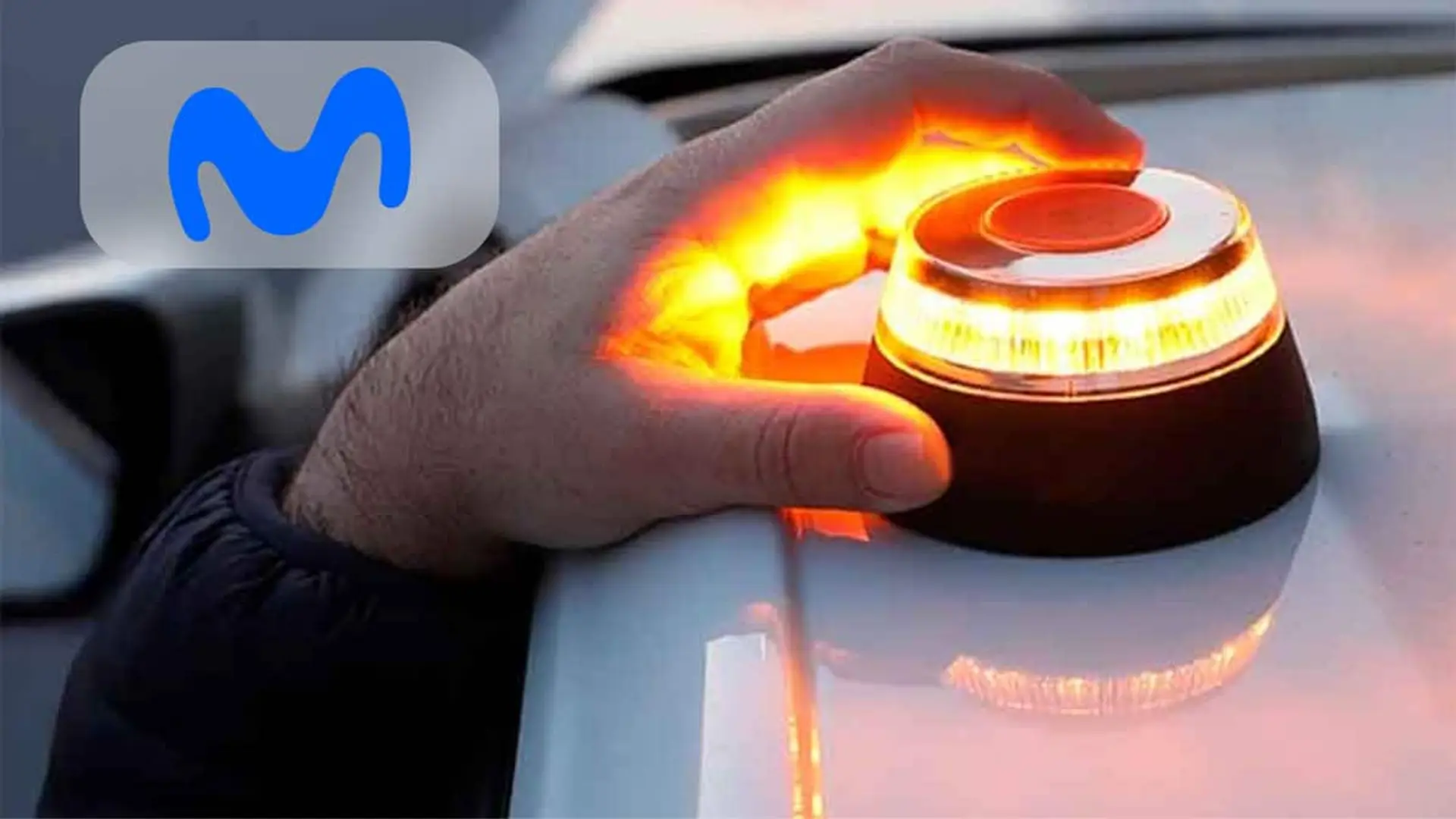 Persona colocando una luz de emergencia V16 conectada con tecnología Movistar en el techo de un coche.