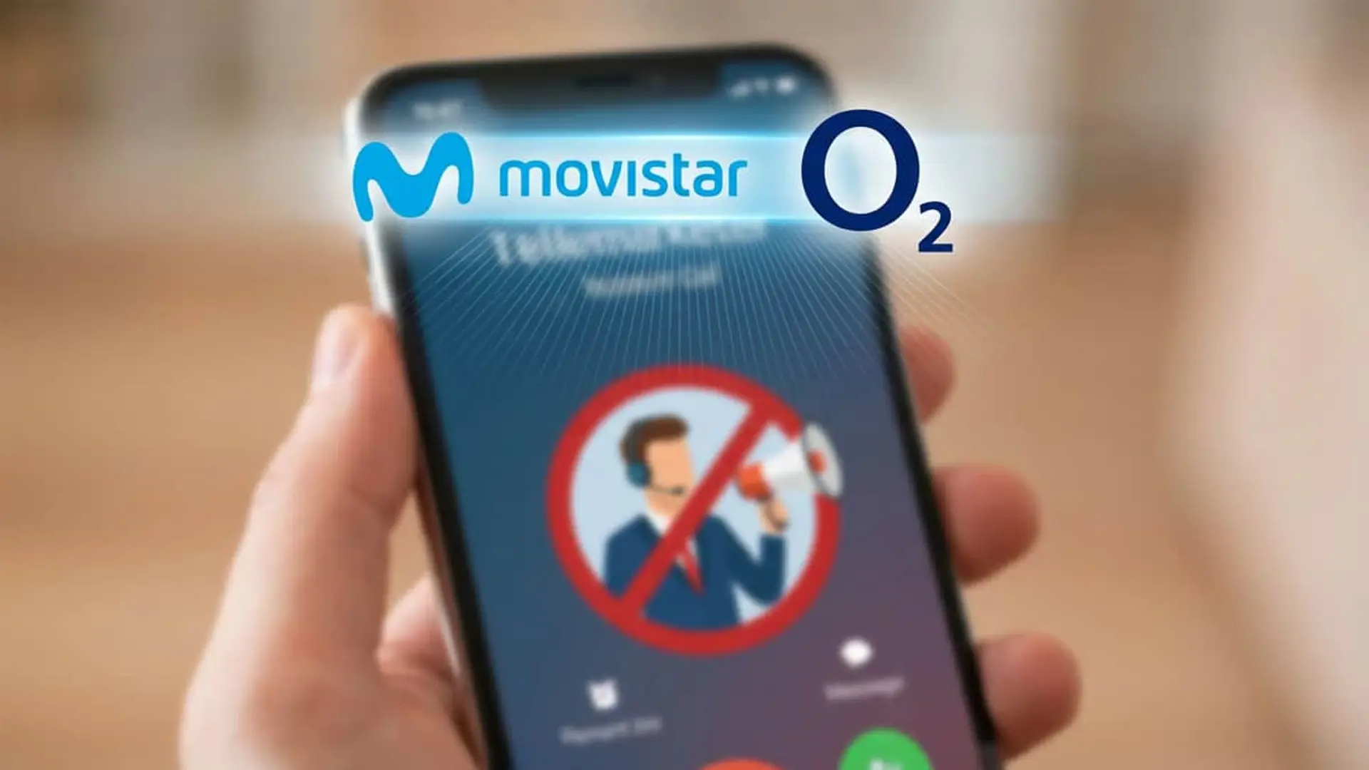 Smartphone con los logos de Movistar y O2 bloqueando una llamada comercial de spam para proteger al usuario.