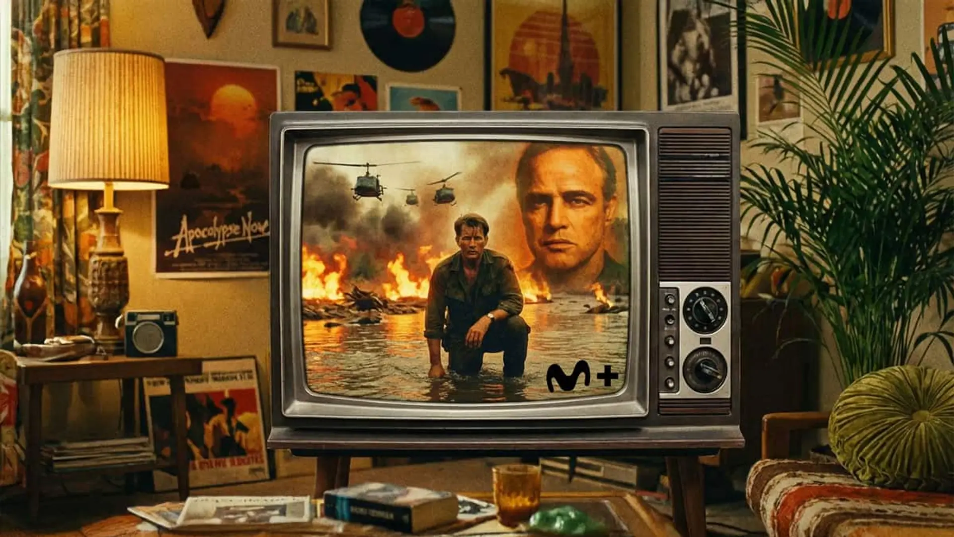 Televisión retro mostrando una escena de cine bélico inspirada en Apocalypse Now en una sala decorada con pósteres clásicos