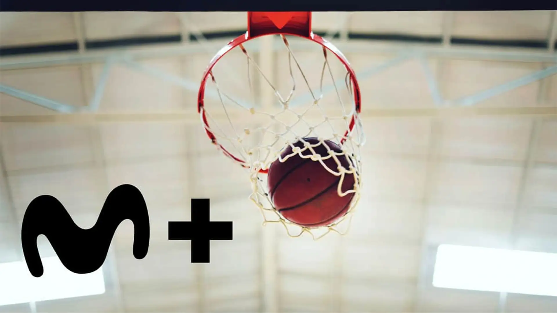 Baloncesto en Movistar Plus+: balón entrando en la red para la retransmisión de la EuroLeague y la NBA.