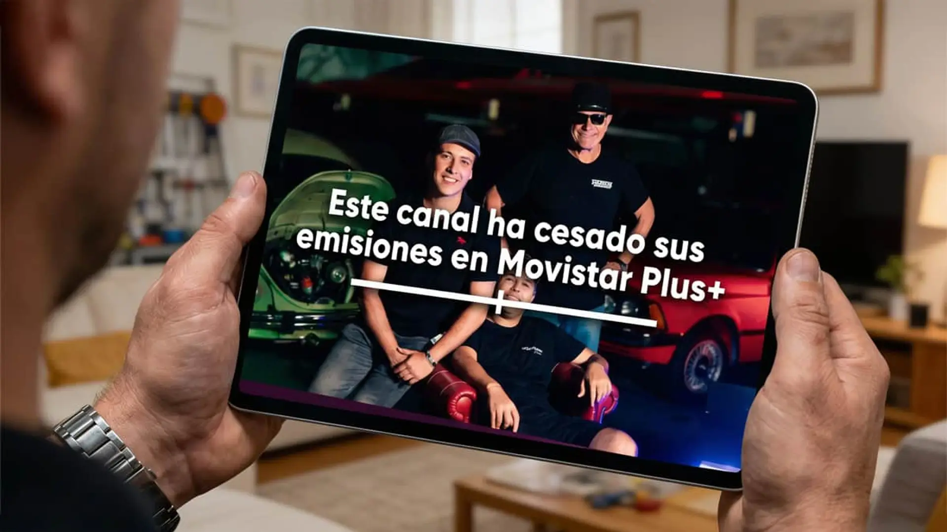 Persona usando una tablet para ver un aviso de canal que ha cesado sus emisiones en la plataforma Movistar Plus+.