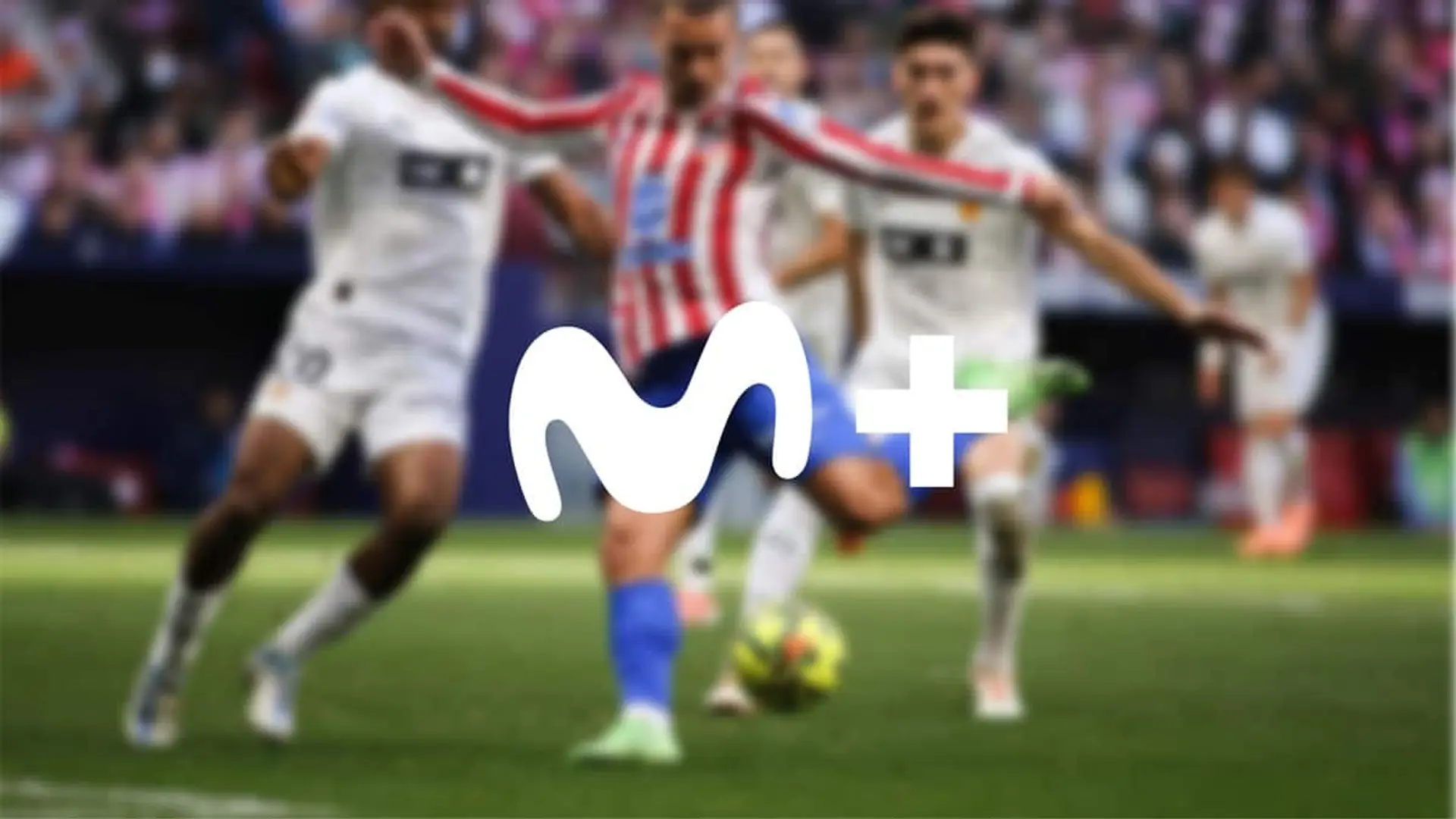 Imagen promocional de fútbol en Movistar Plus con un jugador disputando el balón entre rivales durante un partido de LALIGA.