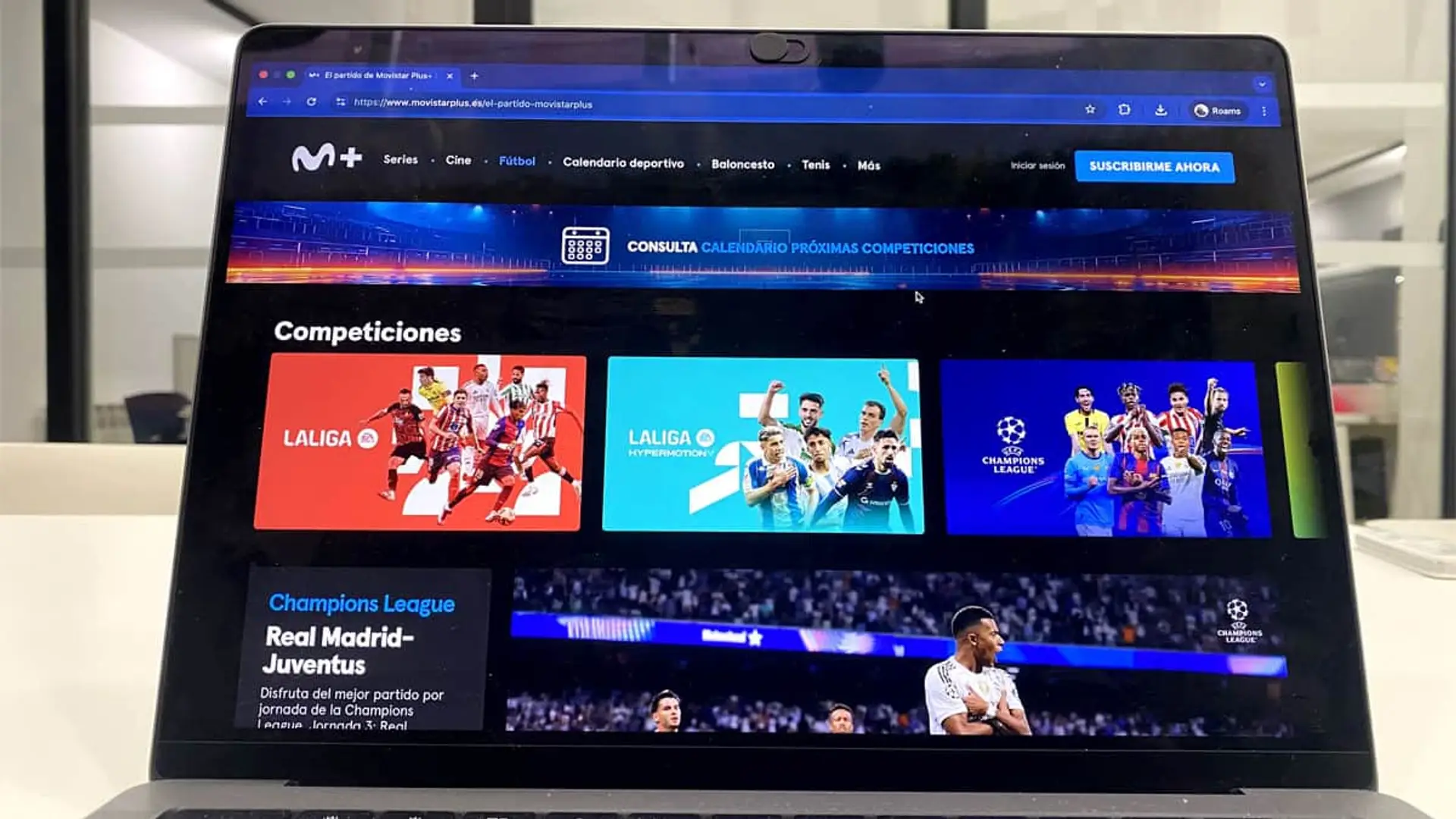 Pantalla de un ordenador portátil mostrando la sección de competiciones de fútbol en la web de Movistar Plus+.