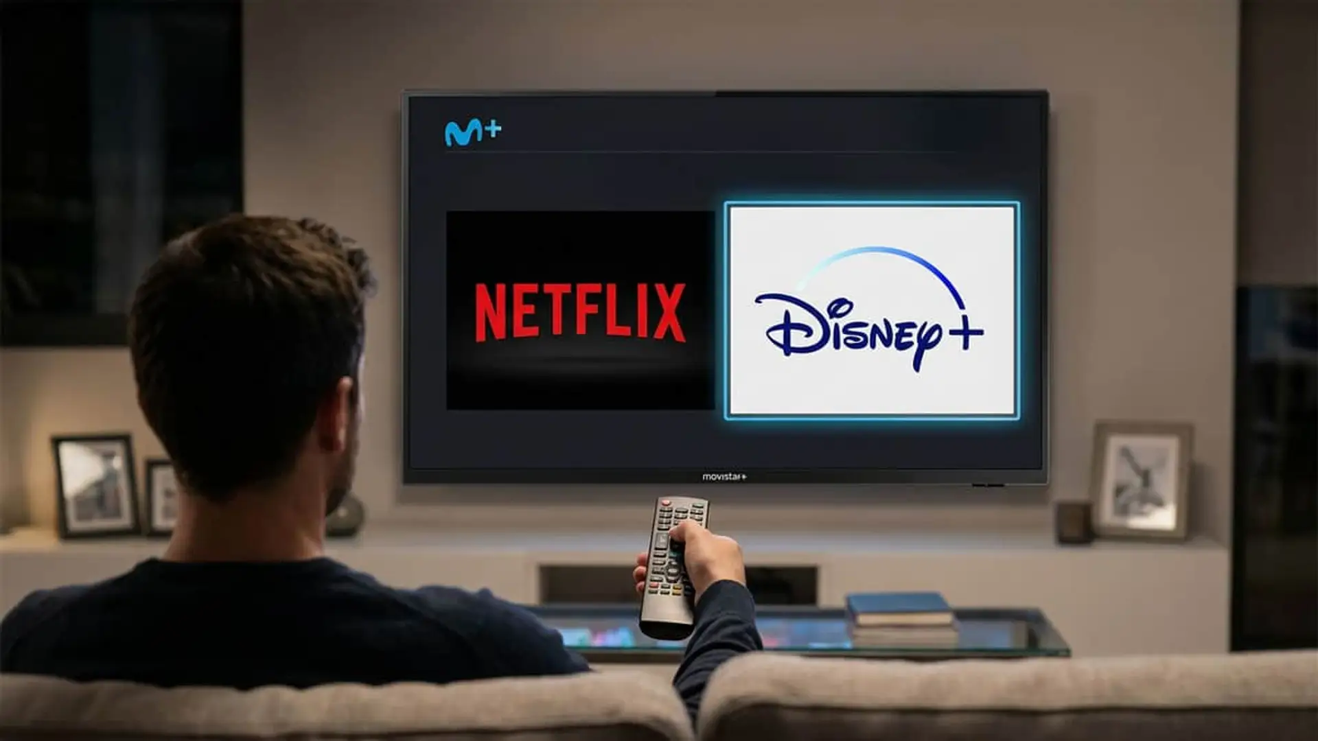 Movistar mueve ficha: rebaja Disney+ y Netflix con descuento simultáneo desde hoy Hombre con mando eligiendo entre Netflix y Disney Plus en Movistar Plus.