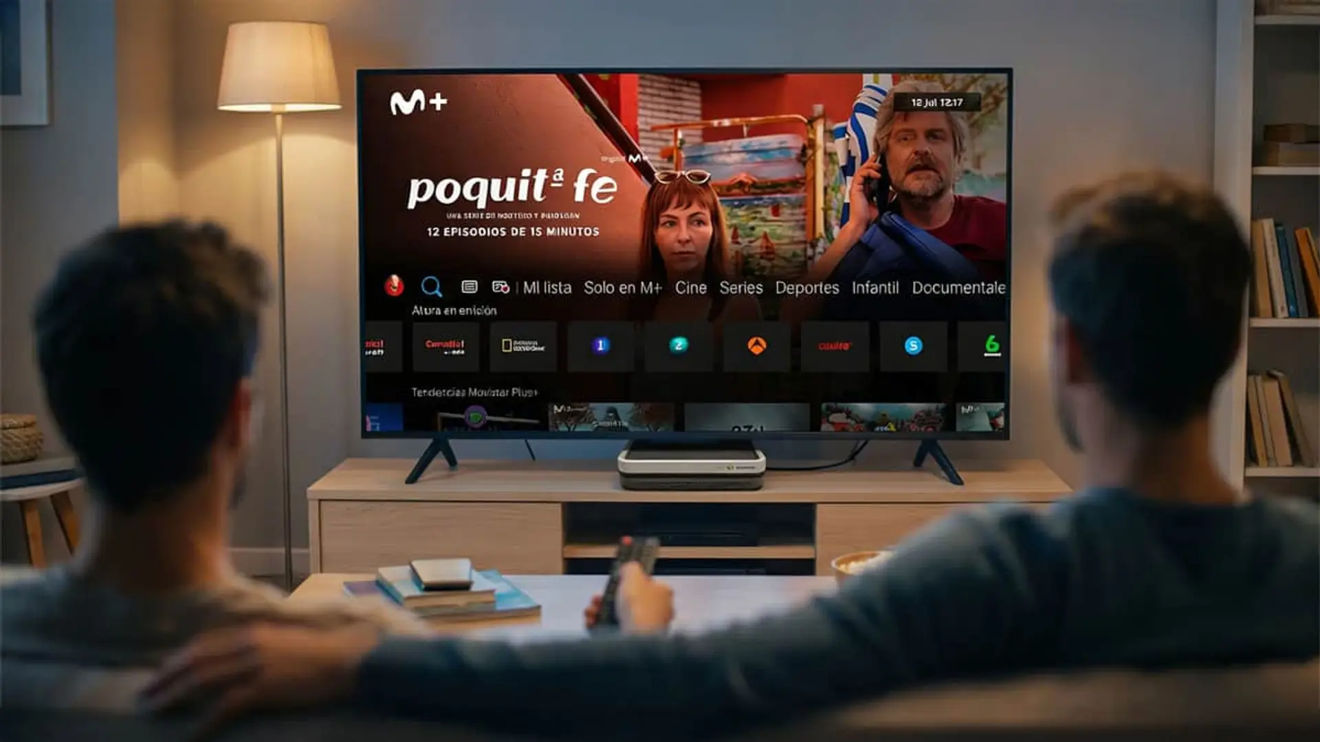 Tu descodificador de Movistar Plus+ por satélite no dejará de funcionar en junio: esto dice la operadora Dos personas viendo Movistar Plus+ en una Smart TV con la serie Poquita fe en el salón.