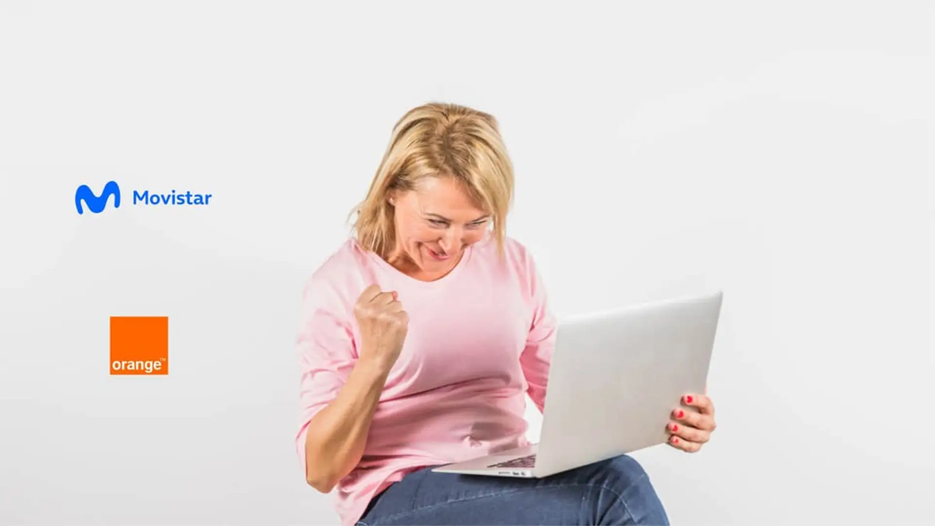 Mujer feliz comparando ofertas de Movistar y Orange en su portátil para encontrar la mejor tarifa de fibra y móvil.