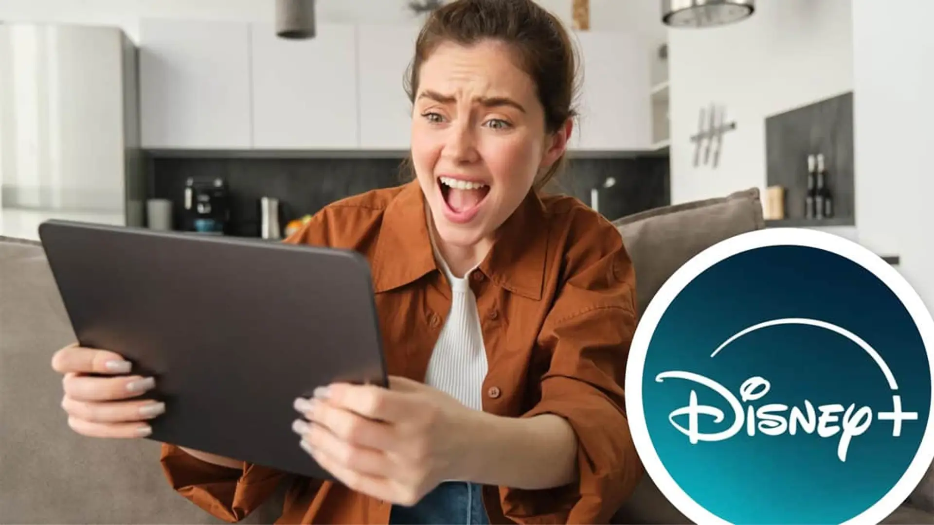 Mujer enfadada viendo algo en su tablet en el sofá, con el logo de la plataforma de streaming Disney+ sobreimpreso.