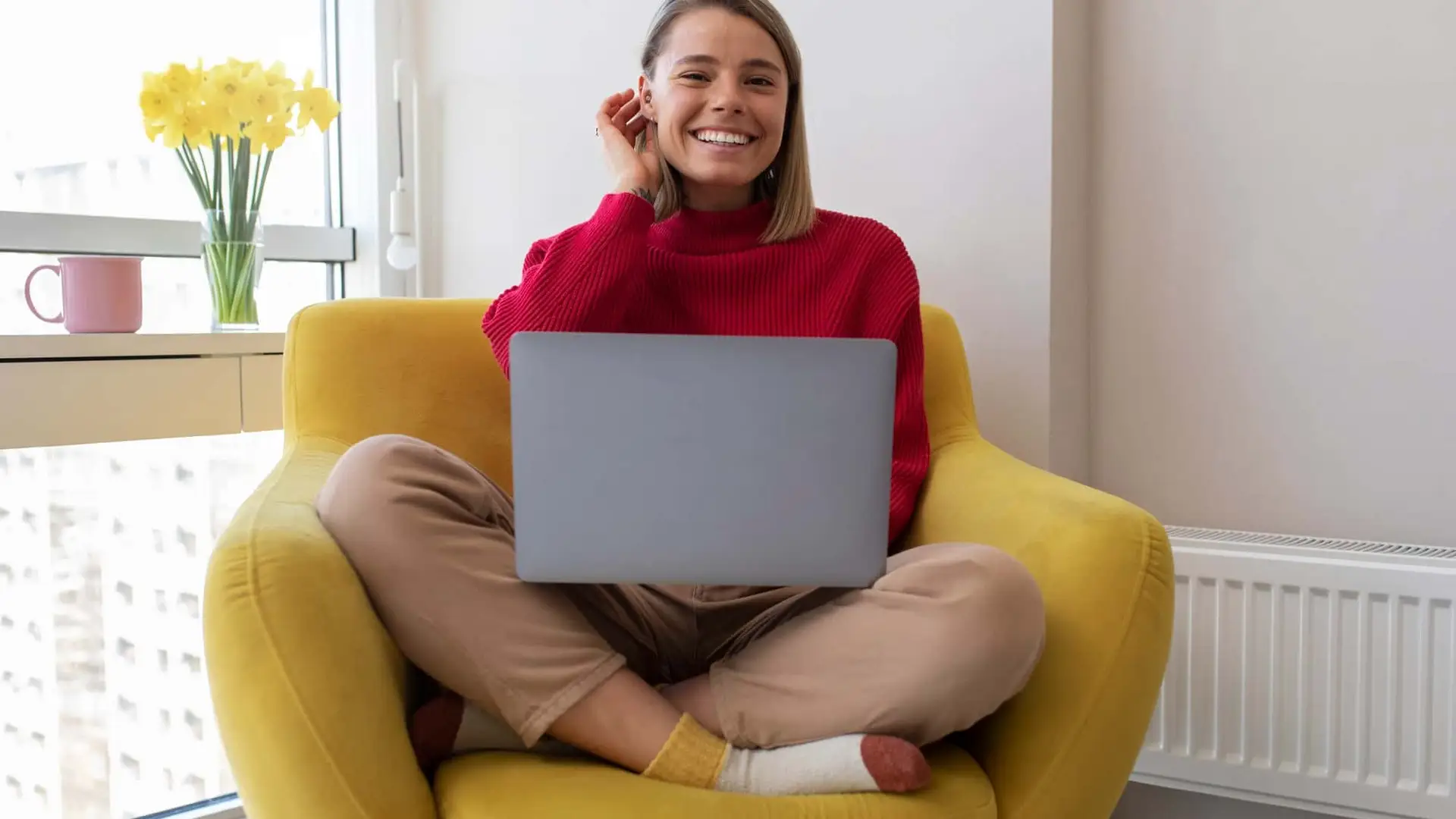 Joven cliente satisfecha trabajando o contratando servicios online con su portátil desde casa.
