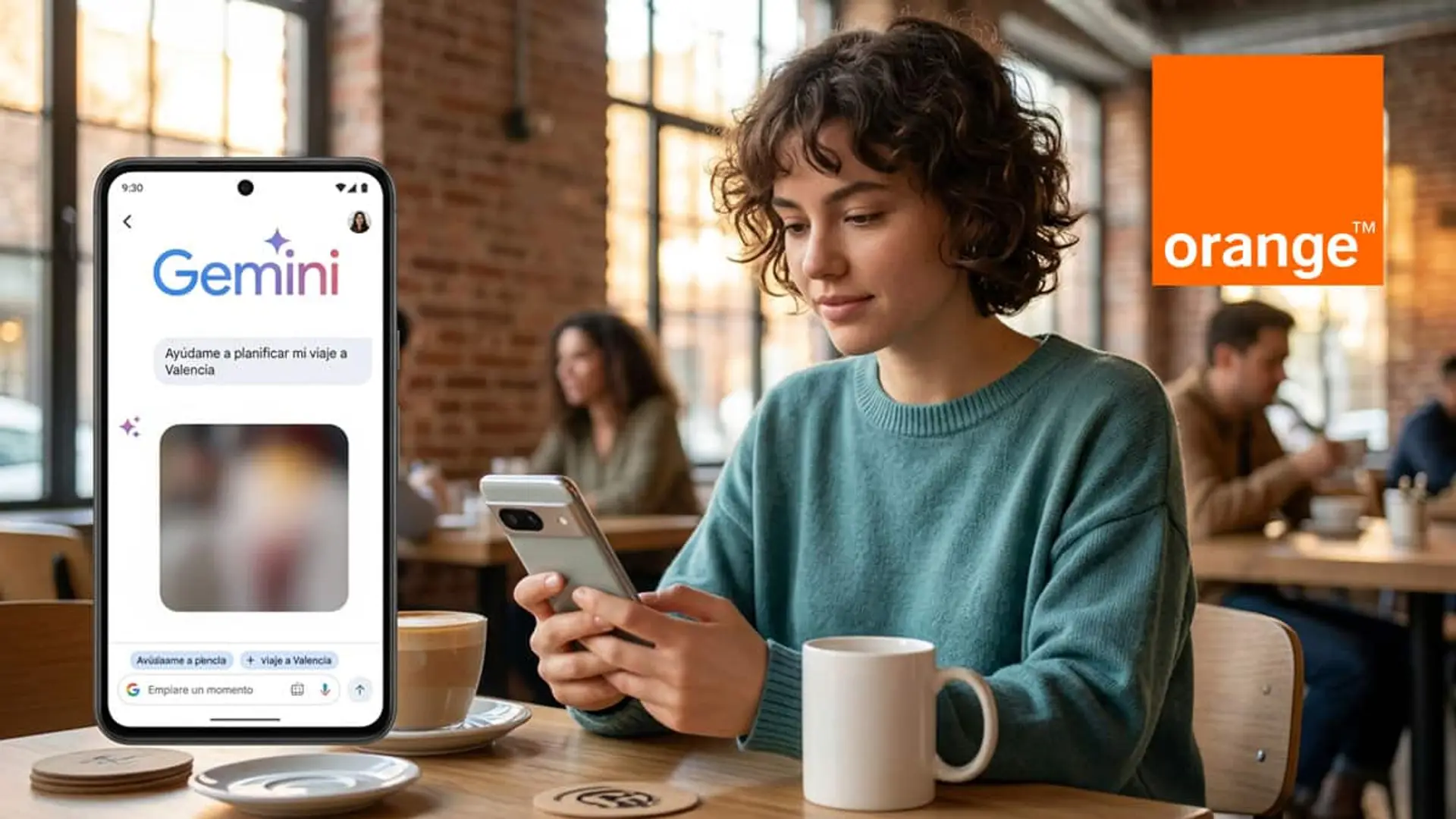 Mujer usando Gemini en el móvil en una cafetería con el logotipo de Orange
