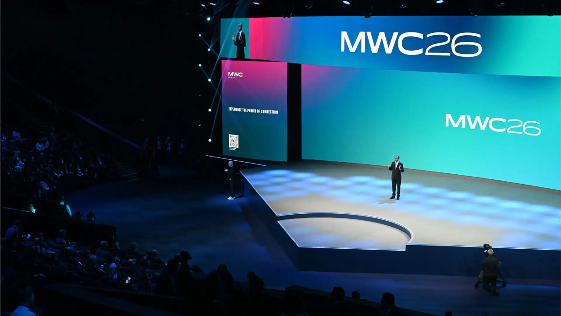 Ponente en el escenario del Mobile World Congress MWC26 presentando innovaciones tecnológicas ante el público.