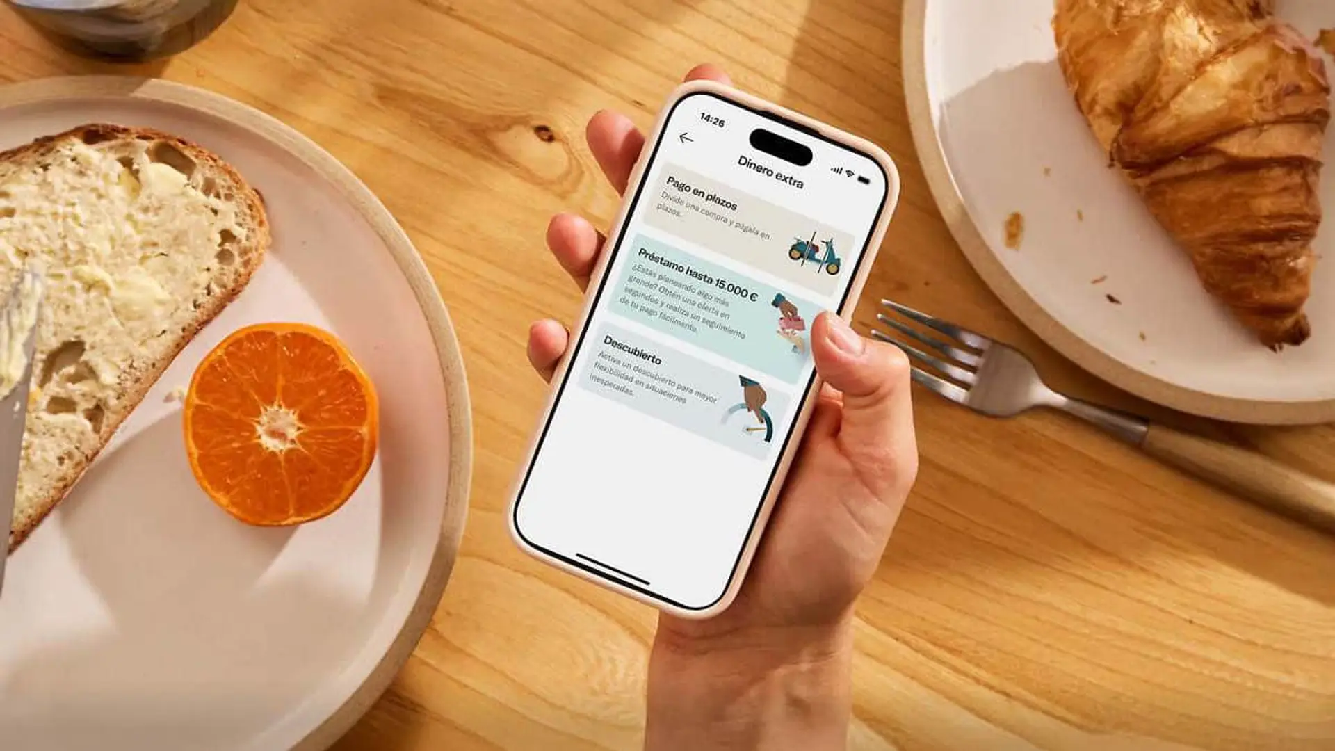 N26 lanza su Préstamo Personal desde 4,06% TAE y se posiciona como la mejor opción del mercado Usuario consultando opciones de dinero extra y pago a plazos en la app de N26 durante el desayuno.
