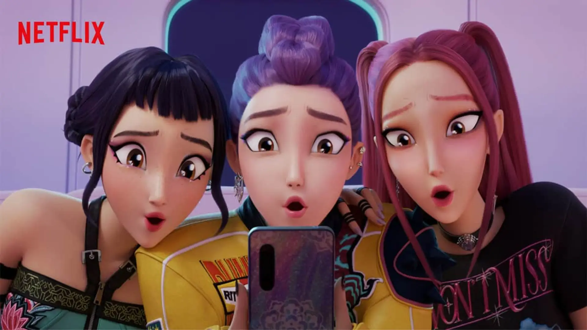 Tres personajes de Las Guerreras K-Pop sorprendidas mirando un smartphone en la serie animada de Netflix.