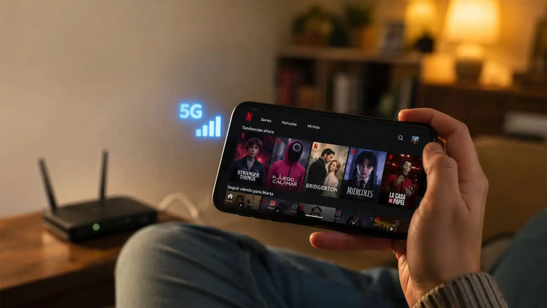 Pepephone une móvil y Netflix por 26,90€/mes: más barata que Orange, Vodafone y Movistar Persona viendo Netflix en un móvil conectado a una red 5G desde el salón de casa.
