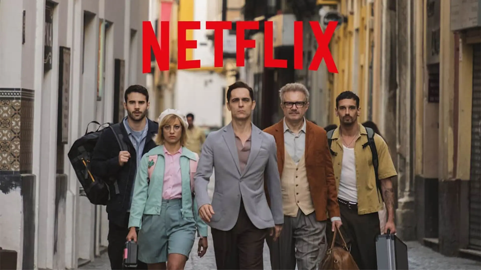 Pedro Alonso y el reparto de la serie Berlin de Netflix caminando por una calle en el cartel promocional.
