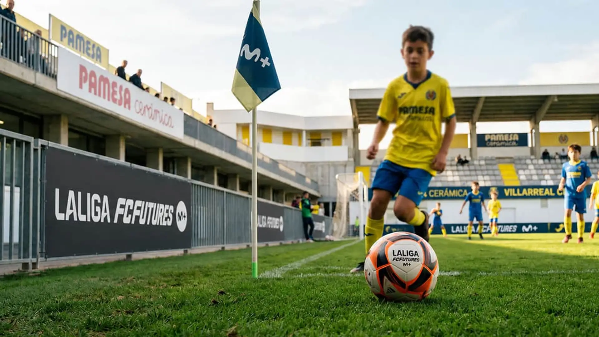 Niño ejecuta un córner en partido de fútbol base de LaLiga FC Futures en el estadio de Villarreal CF