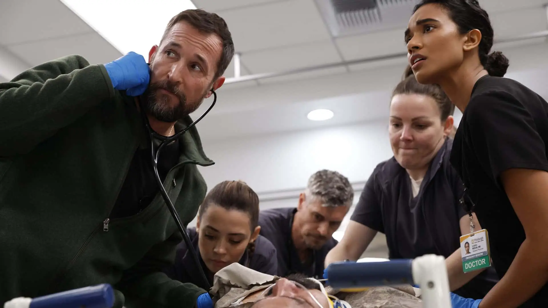 El actor Noah Wyle y el reparto de la serie The Pitt en una escena de urgencias médicas en el hospital.