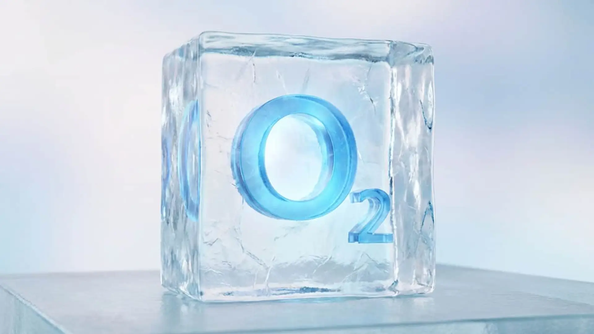 Logo de O2 dentro de un cubo de hielo, simbolizando precios congelados.