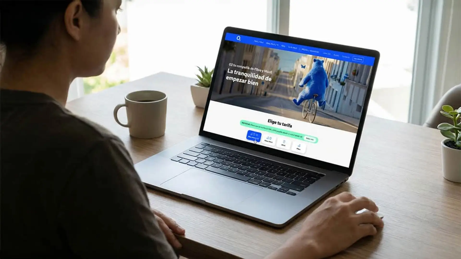 O2 no tendrá la mejor fibra de Telefónica: las funciones premium se las queda Movistar (por ahora) Mujer revisando las ofertas de tarifas de fibra y móvil de O2 España en su ordenador portátil.