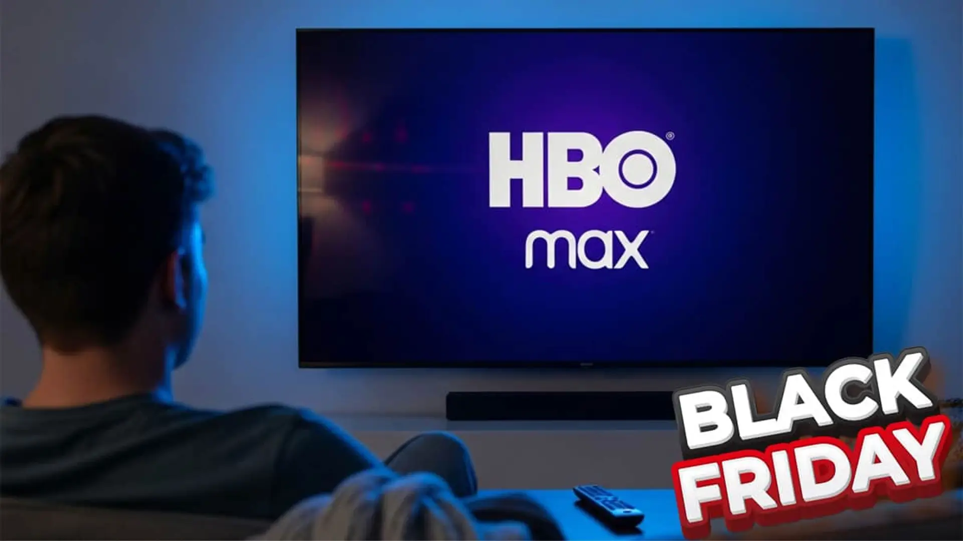 Ofertas de Black Friday en HBO Max. Hombre viendo el logo de la plataforma de streaming en su TV desde el sofá de casa.